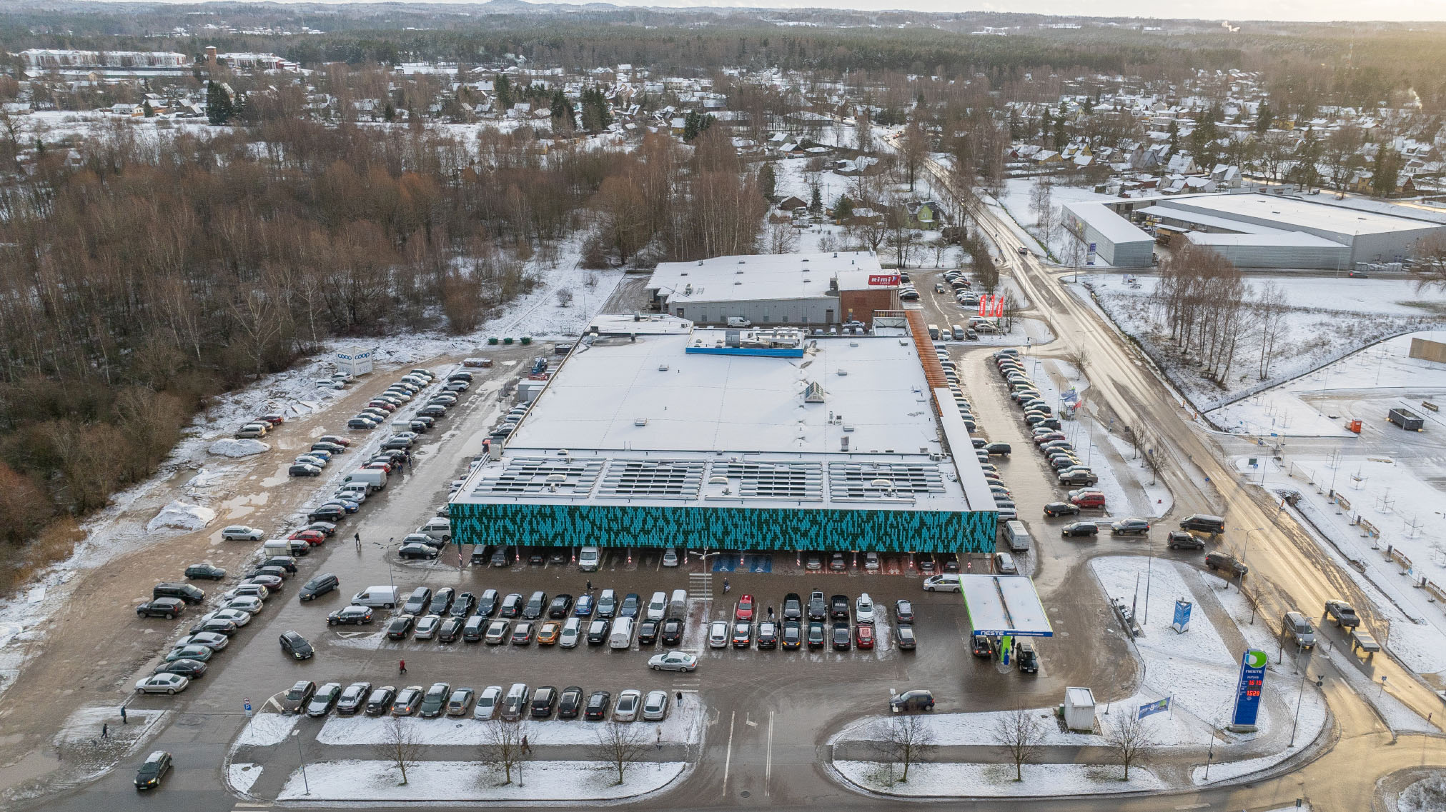 Pühad langesid tänavu kalendris sellistele nädalapäevadele, et pühadeperioodiks võib lugeda lausa kahenädalast ajavahemikku. Võru Maksimarketi juhataja Veiko Pargi sõnul jagus kliente igaks nädalapäevaks. Hinge loodetakse tõmmata alles uue nädala algusest. Foto: Aigar Nagel