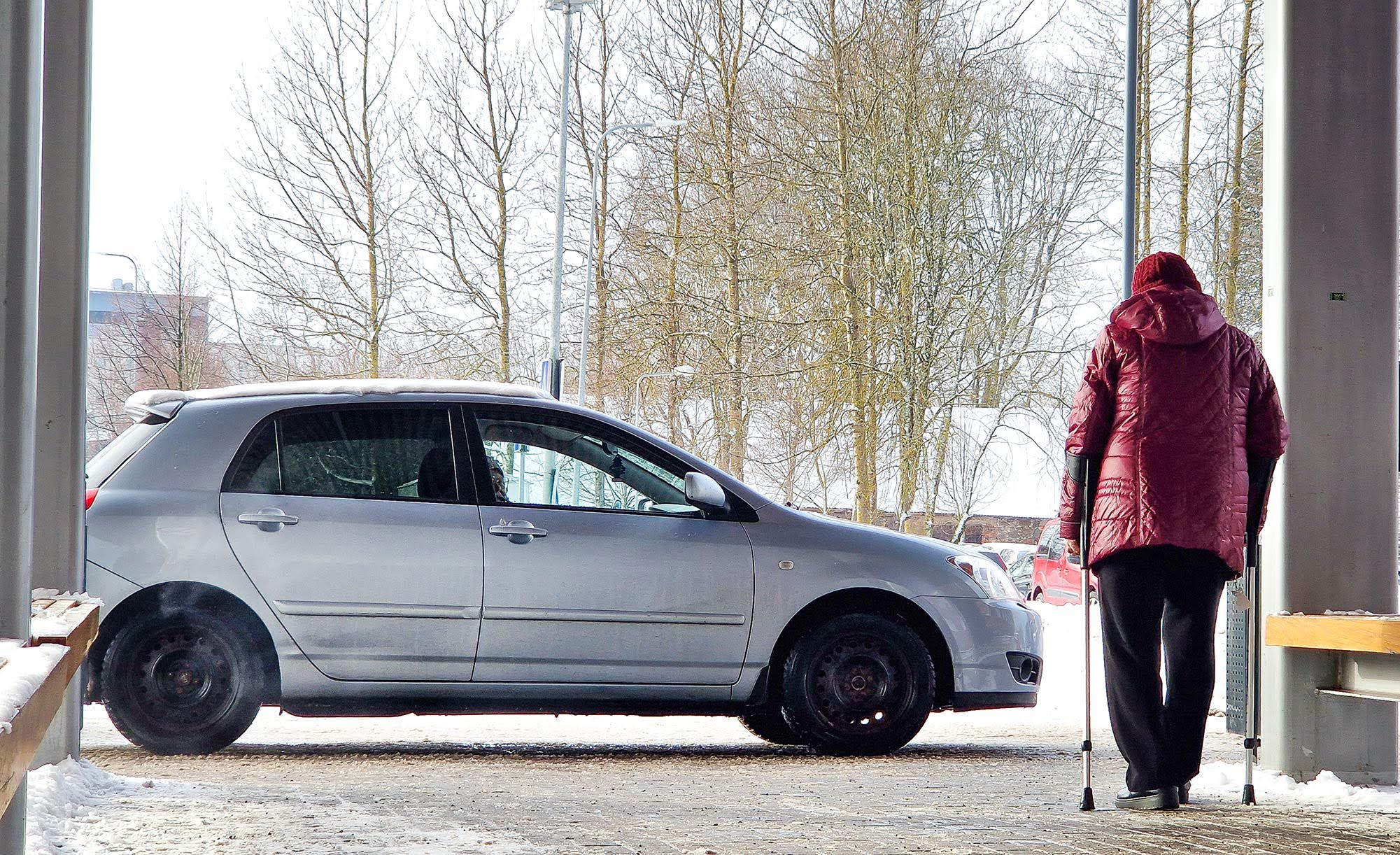 Libedal ajal on eakale toeks olevate keppide kummiotsa külge mõistlik kinnitada talvine ja teravate jäänaastudega lisaots. Siseruumi jõudes saab selle kerge vaevaga mitteaktiivsesse asendisse keerata. Foto: Aigar Nagel