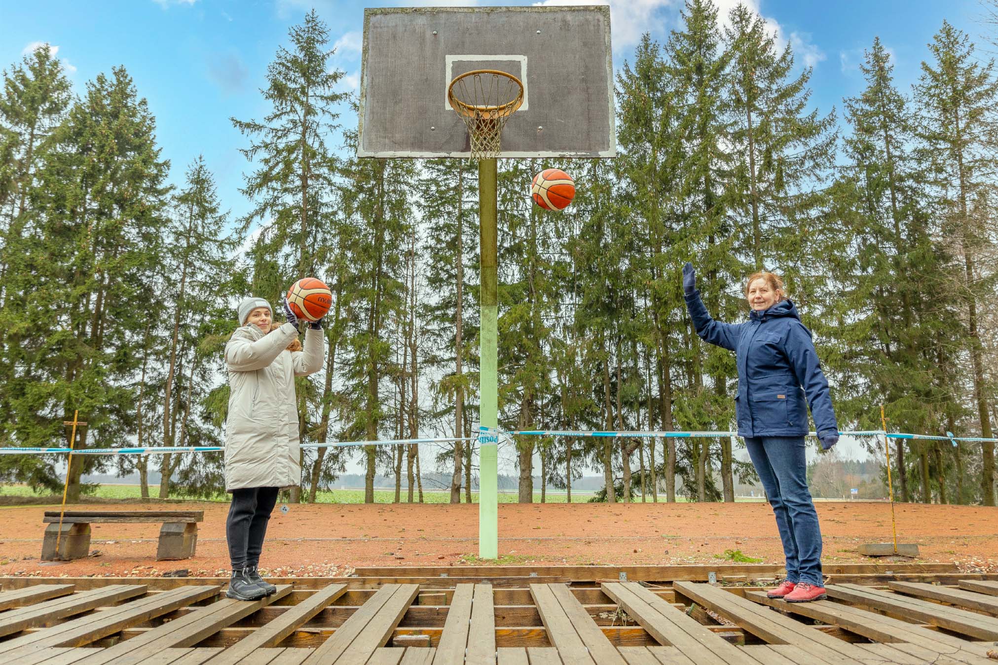 Kääpa kooli direktor Kaire Hääl (paremal) ja liikumisõpetaja Anette Kasemets uut hingamist ootava kooli spordiplatsi juures. FOTO: Aigar Nagel