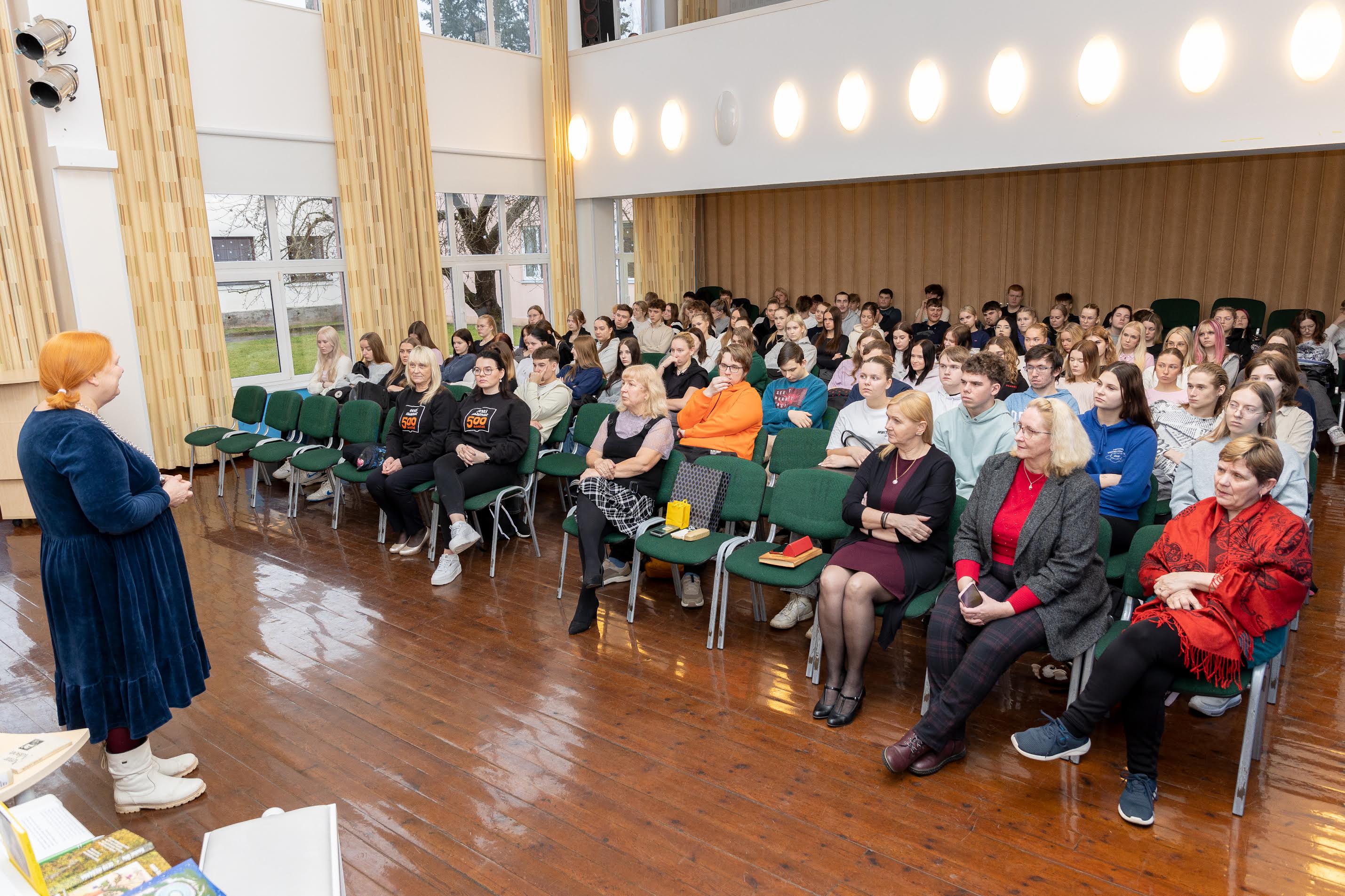 Parksepa keskkooli vanemad klassid kogunesid kolmapäeva ennelõunal aulasse, et kuulata kirjanik Ülle Kauksit ning saada sealjuures ülevaade sellest, millised Võrumaa kirjanikud on meie ajalukku erilise jälje jätnud. Fotod: Aigar Nagel