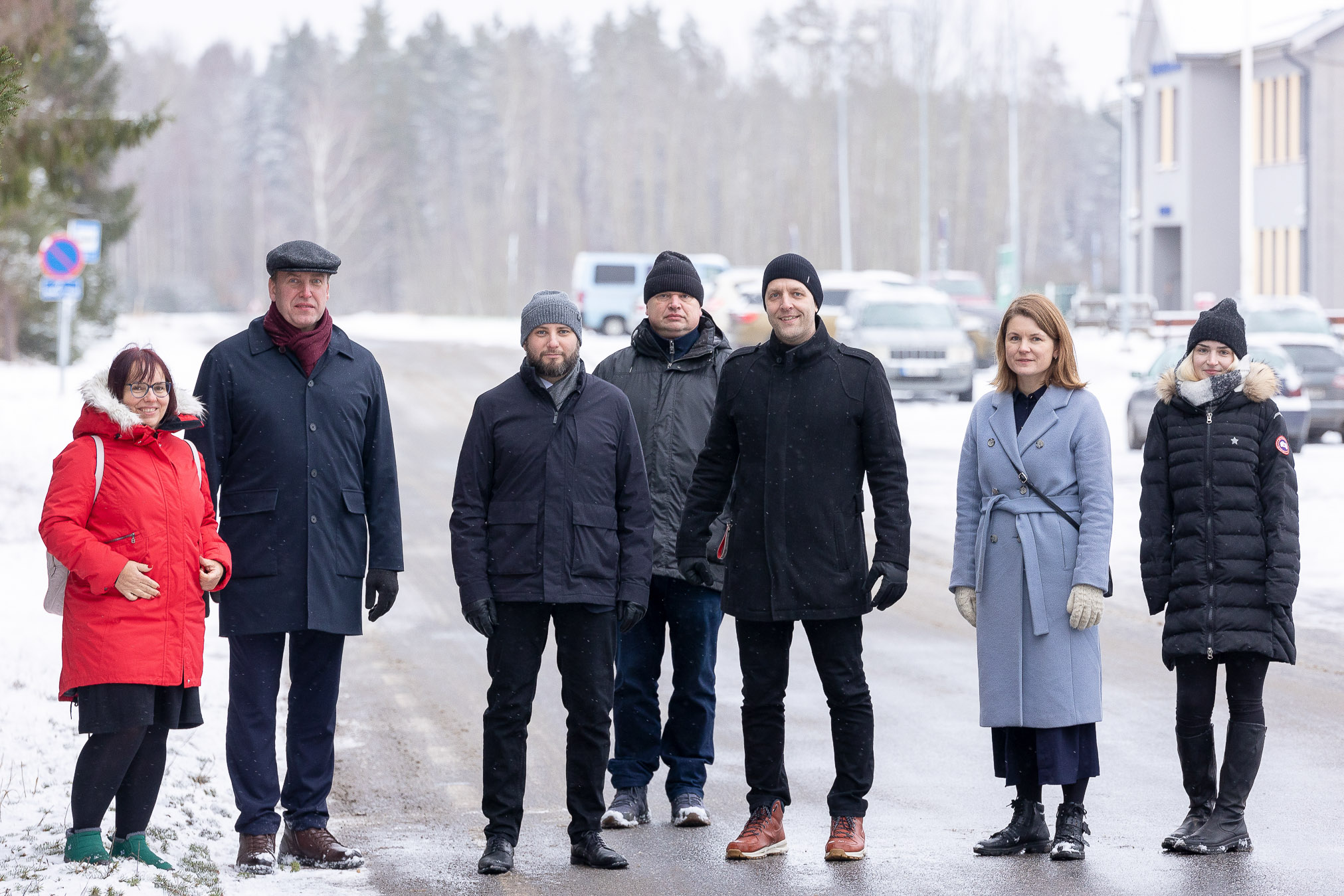 Vallavolikogu liige Piret Haljend (vasakult), riigikogu liige Anti Allas, minister Vladimir Svet, EWERSi haldusjuht Aare Mällo,  abivallavanem Juris Juhansoo, direktor Eveli Kuklane ning õpilasesinduse president Carin Onno läbimas teekonda tehnomajani alal, kuhu oleks tarvis rajada kergliiklustee. Fotod: Aigar Nagel