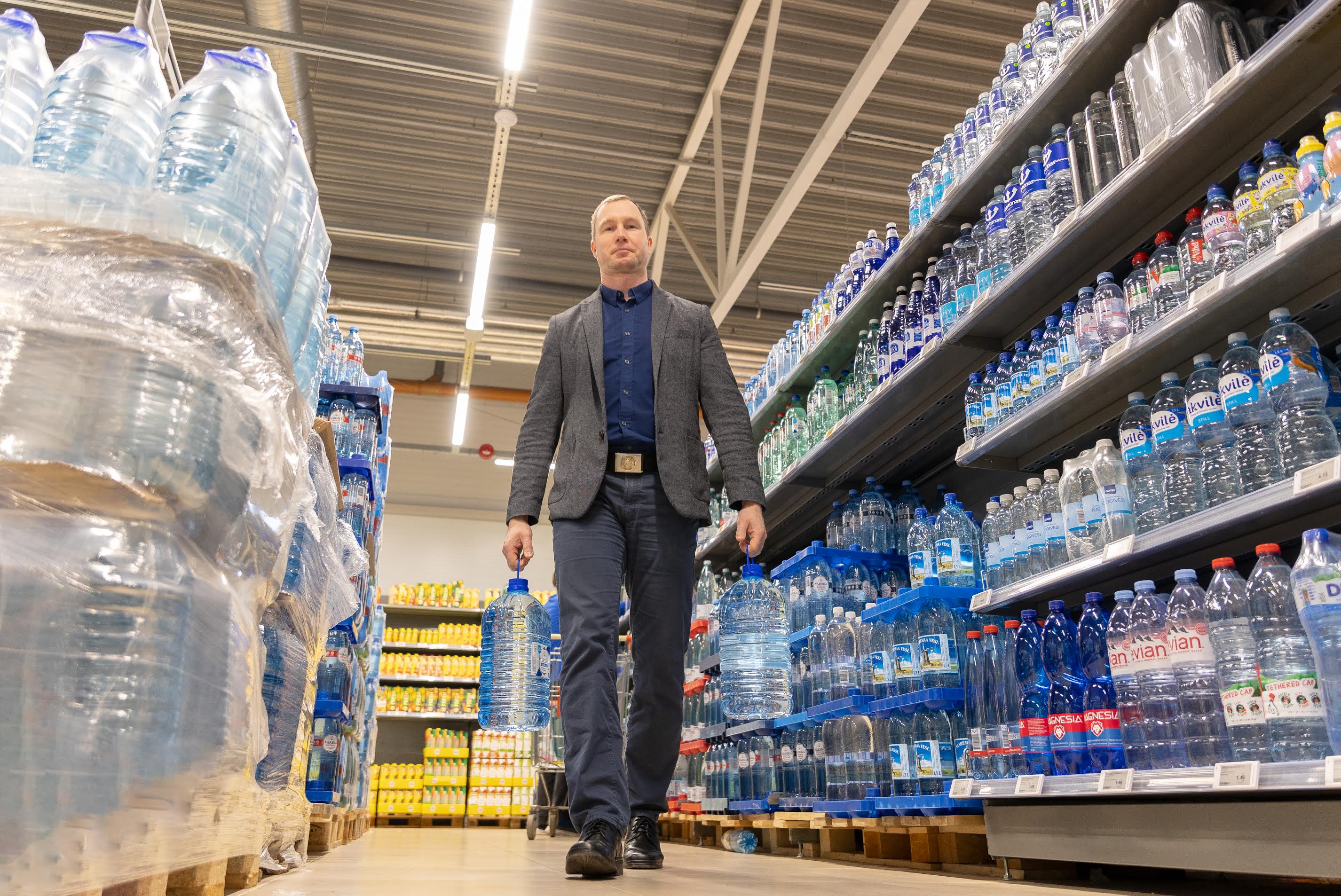 Võru Maksimarketi juhataja Veiko Park (fotol) nendib, et viimasel nädalal on tõepoolest suurtes anumates vee ning kuivainete vastu kaupluses huvi olnud suurem kui tavapäraselt. Foto: Aigar Nagel