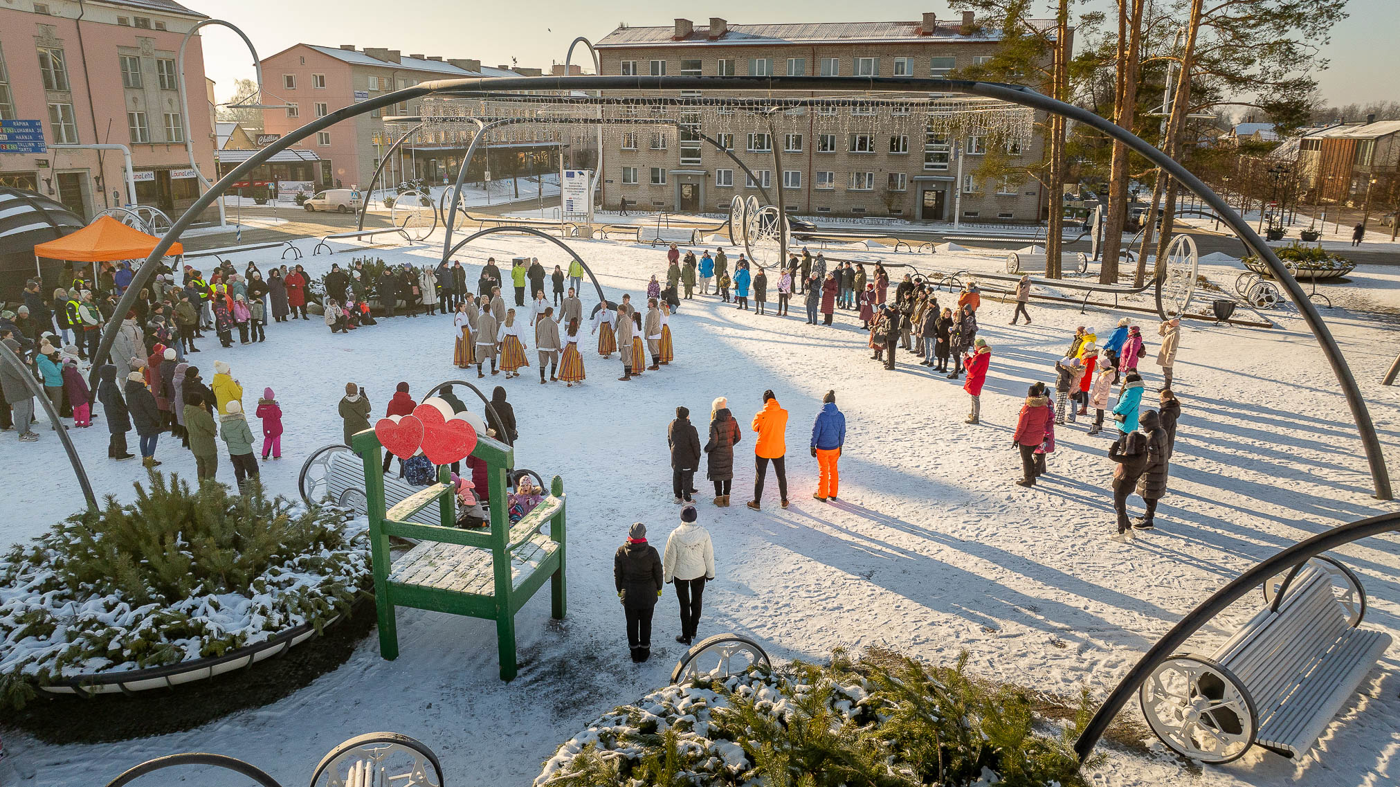 Pühapäeval kell 11 koguneti Võru keskväljakule, et juba neljandat aastat järjest võtta osa Eesti suurima südame moodustamise kogukonnaalgatusest. FOTOD: Aigar Nagel