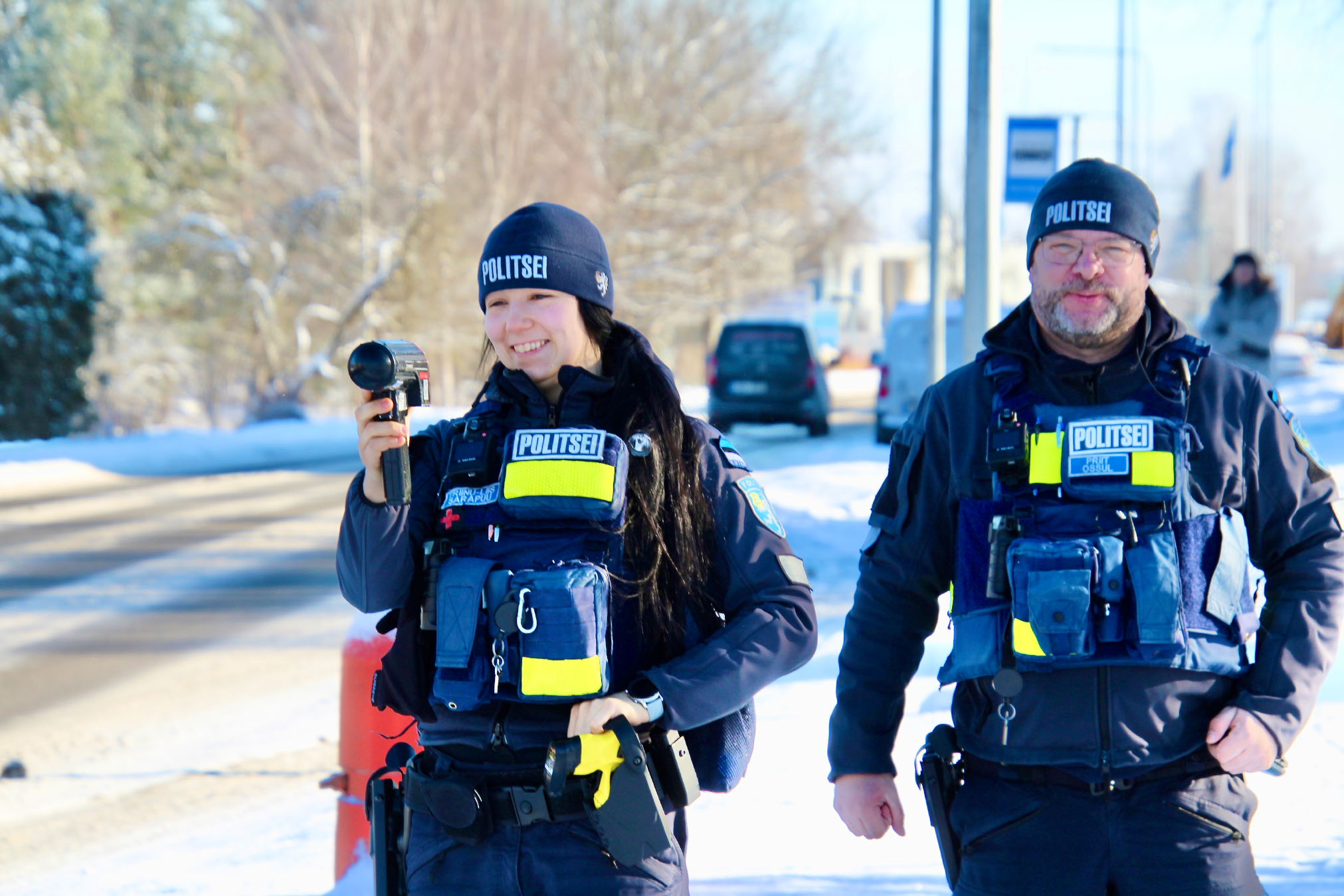 Kiiruse mõõtmine Võrus Jaama tänaval. Triinu-Liis Sarapuu on politseis töötanud neli aastat, Priit Ossul on politseis alates 1999. aastast. Mõlemad on ühel meelel, et õnnetuste peamiseks põhjuseks on vale kiirus, telefoni kasutamine ja alkohol. Fotod: Kalev Annom