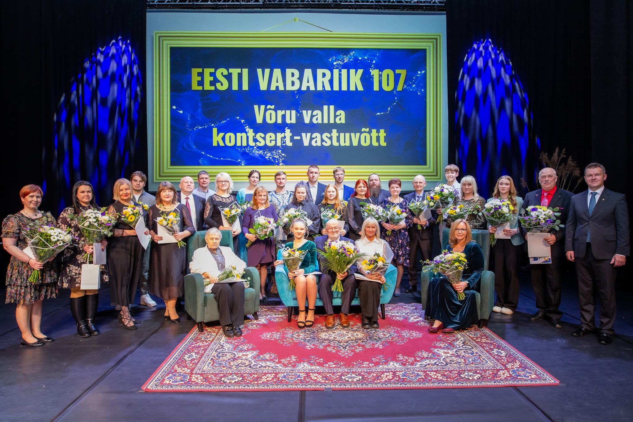 Võru vald tänas ja tunnustas 19. veebruaril Kandles toimunud Eesti Vabariigi 107. aastapäeva konsertaktusel silmapaistvaid vallakodanikke. Au- ja tänukirjad andsid üle Võru vallavolikogu esimees Georg Ruuda ja vallavanem Kalmer Puusepp. FOTO: Tiina Männe