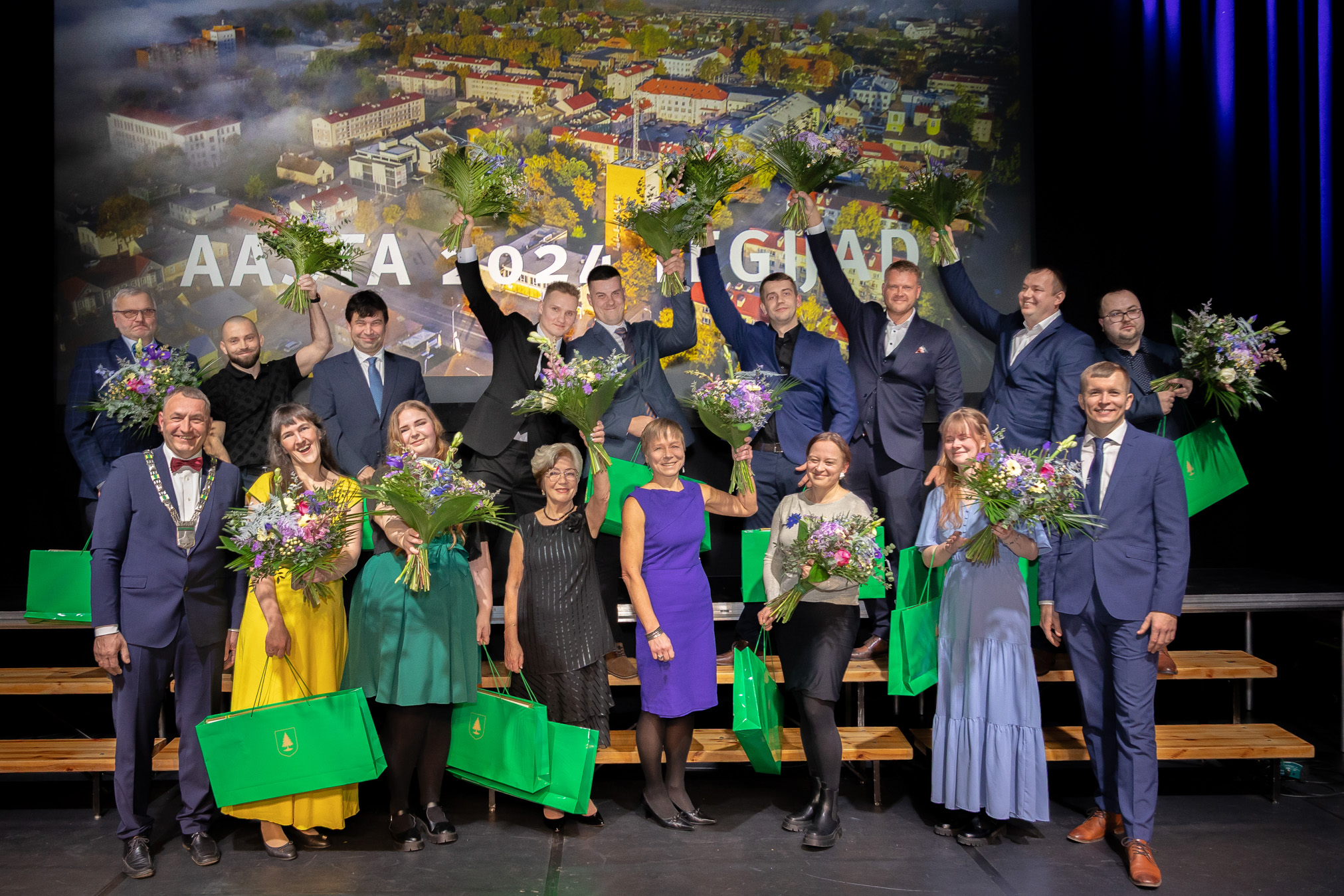 Esimene rida vasakult linnapea Kalvi Kõva, Mari Järg, Inge Varik, Malle Simm, Piret Põldsaar, Katrin Soon, Aliis Aalmann, linnavolikogu esimees Anti Haugas. Teine rida vasakult: Janno Koreinik, Ihor Halat, Bernard Wallner, Andreas Org, Rommy Otti, Sander Saar, Raul Vene, Tamar Oja, Ainar Needo. Fotod: Aigar Nagel