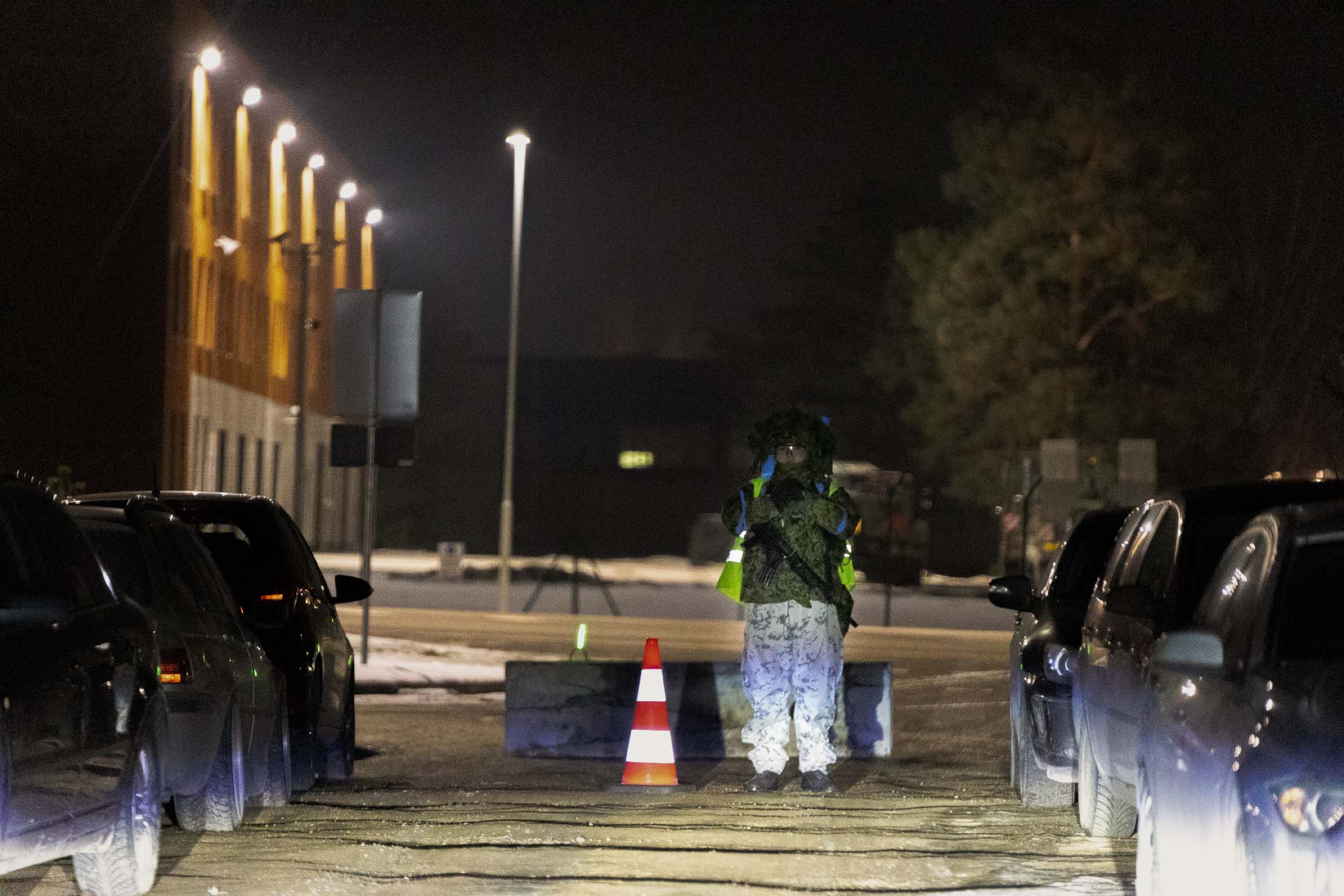 Üks 25.–28. veebruarini toimuva õppuse osa leidis aset Võru linnas Kose tee/riigitee nr 66 Võru–Verijärve km 0,3–0,8 lõigul, mistõttu suleti teelõik teisipäeva õhtul liikluseks. Foto: Aigar Nagel