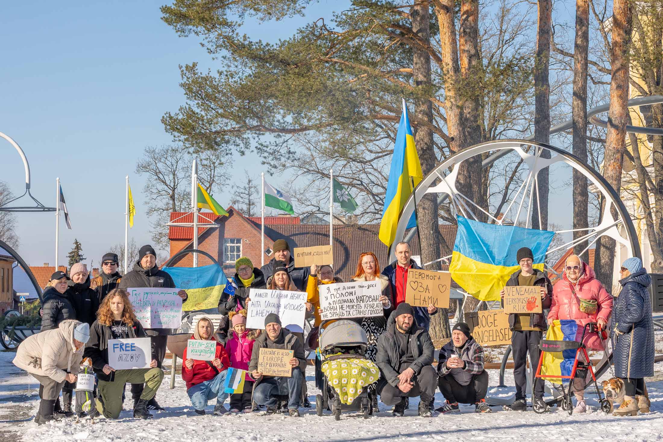 Keskväljakule oli kogunenud nii eestlasi kui ka ukrainlasi. Üheskoos joodi teed ja söödi maiustusi. Tulijatel olid kaasas plakatid, millel tähendusrikkad sõnumid mitmes keeles. Foto: Aigar Nagel