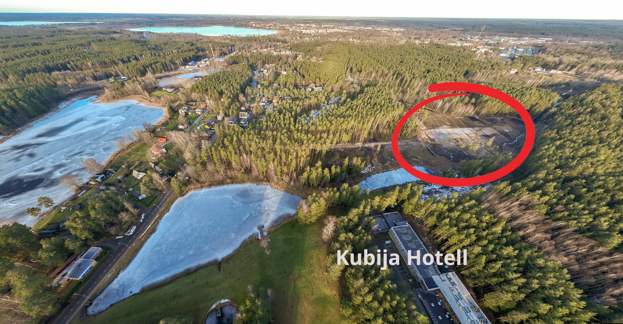 Fotol on näha Männiku tänav, mille ääres paikneb Kubja paisjärv. Fotol all on Kubija hotell-loodusspaa, millest paremal on näha tulevane Kaldaniidu elamurajoon. Foto: Aigar Nagel