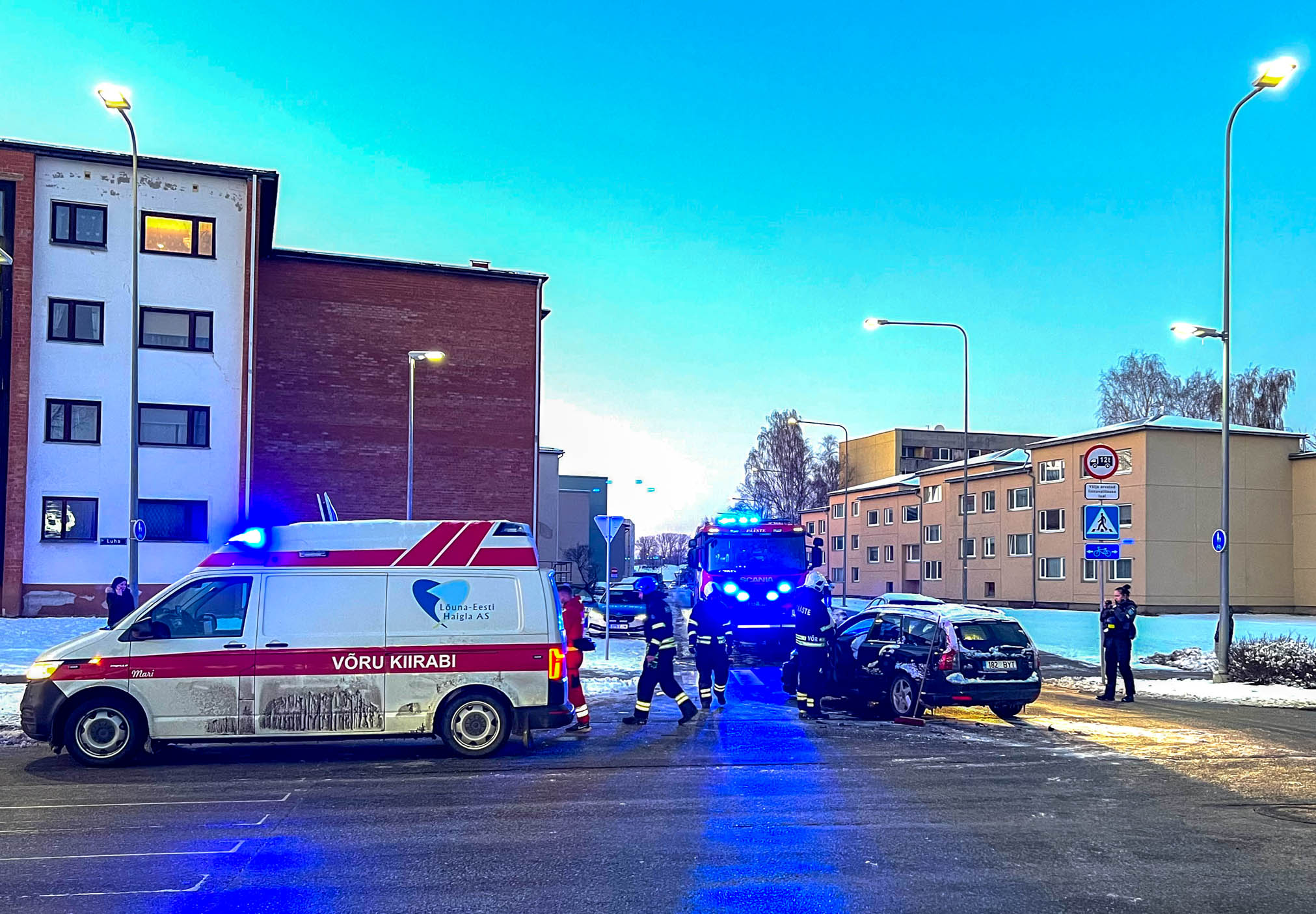 FOTOD Olevi tänaval põrkasid kokku sõiduauto ja väikebuss