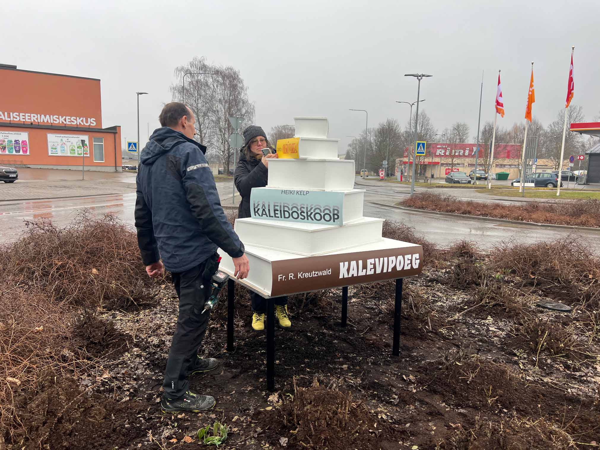 Võru linna haljastuse ja linnakujunduse spetsialist Pille Zimmer ning Võru linna haldusspetsialist ja remondijuht Märt Viks viimaseid raamatuid installatsioonile paika sättimas. Foto: VT