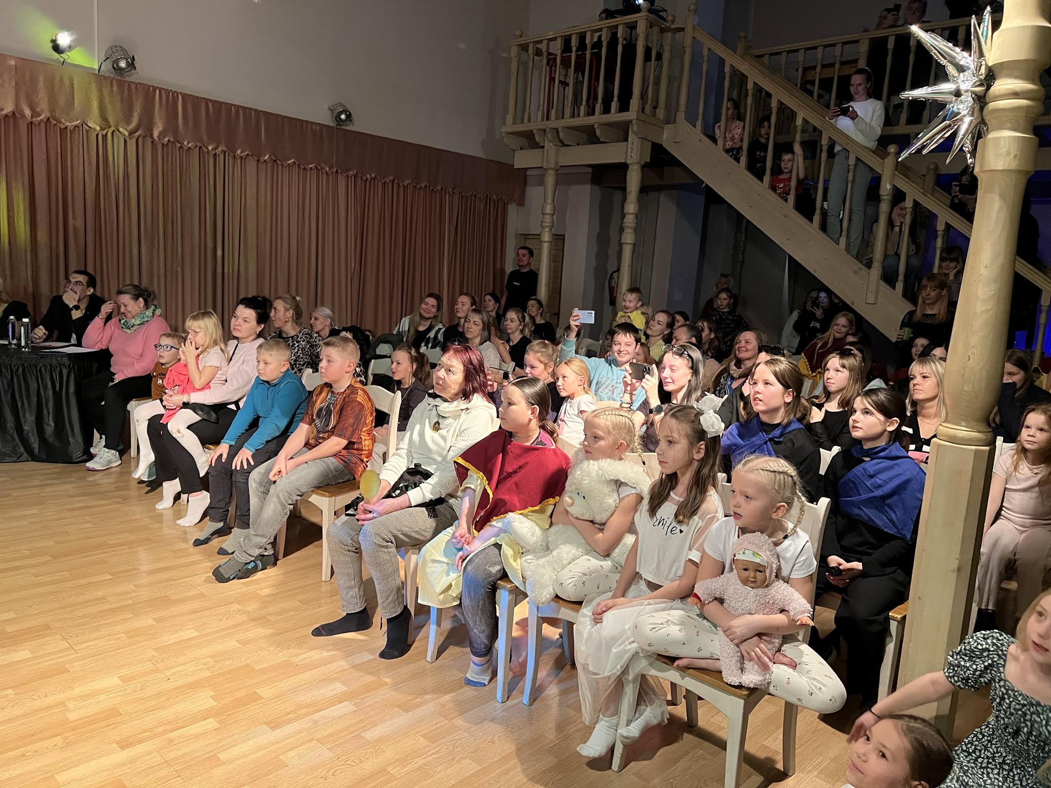 Sõmerpalu kogukonnamaja aulas sai reede õhtul nautida kaheksat täiesti eriilmelist etteastet. Publikut jagus nii saali kui ka rõdule. FOTO: VT