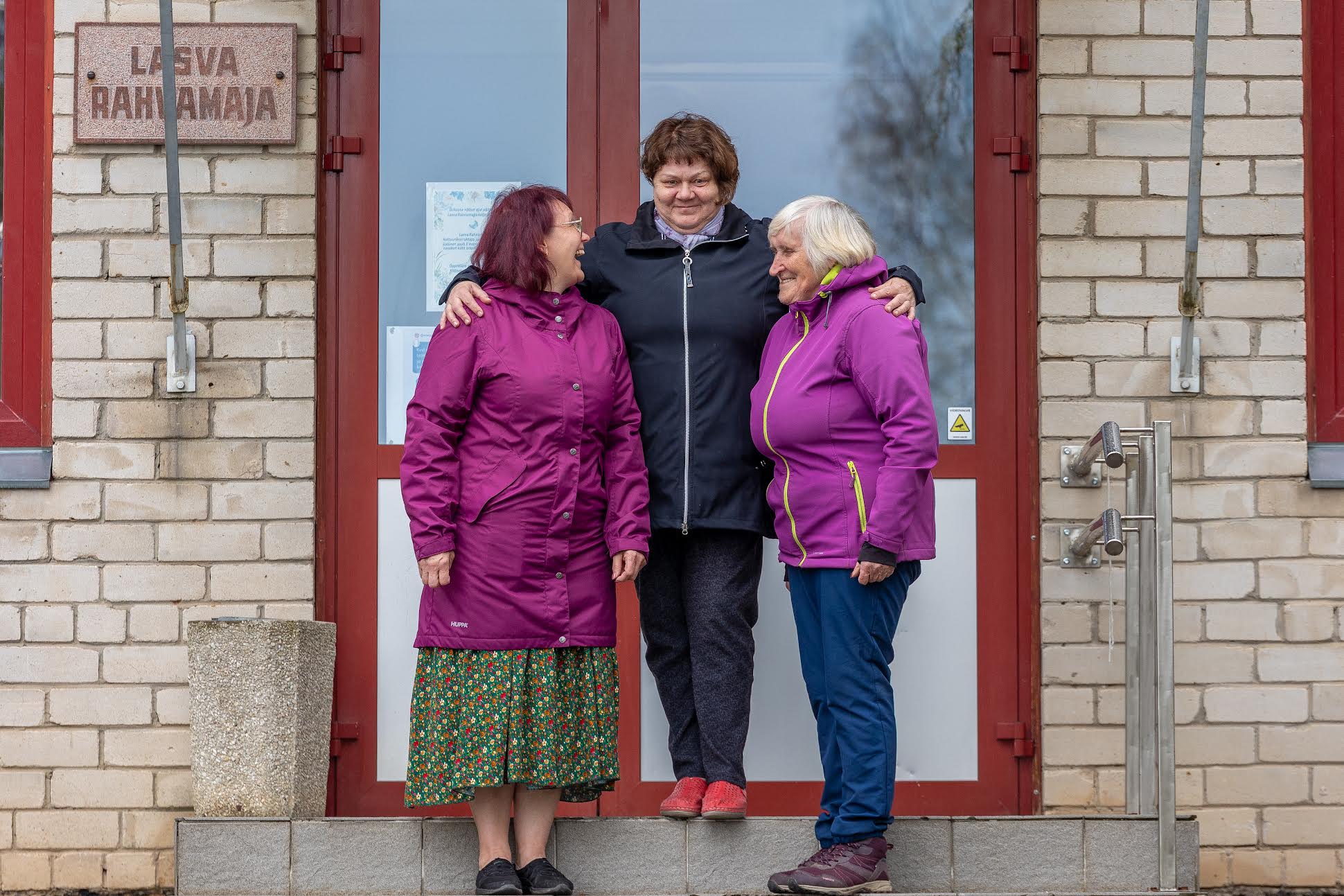 Lasva sõprade seltsi juhatuse liikme Piret Kahre (vasakul) sõnutsi on talgute ajal tavaks koristada nii külakeskust, järvekaldaid kui ka kergliiklusteede ümbrust. Fotol koos teiste Lasva sõprade seltsi juhatuse esindajate Tea Kallaste (keskel) ja Marianne Hermanniga. Foto: Aigart Nagel