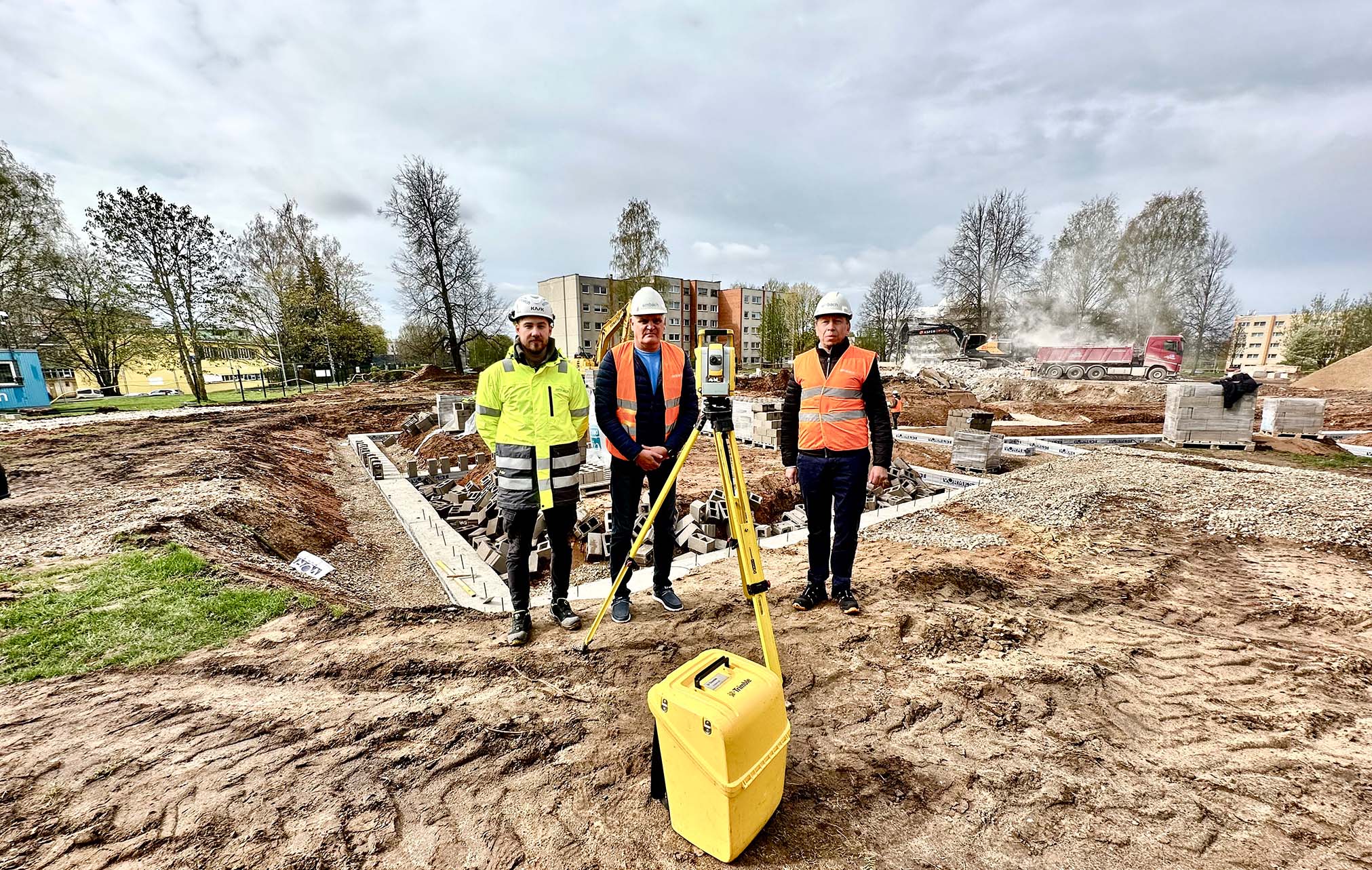 Punamütsikese lasteaia lammutamine läheb sujuvalt üle vundamenditöödeks. Pildil objekti tööjuht Raiko Rudissaar (vasakult), linnavalitsuse tellija ehitusjuht Kalmer Vislapuu ja Embach Ehituse juhatuse liige Peeter Voovere. Taamal paremal käib lammutusjääkide laadimine punasele veokile. FOTO: Kalev Annom