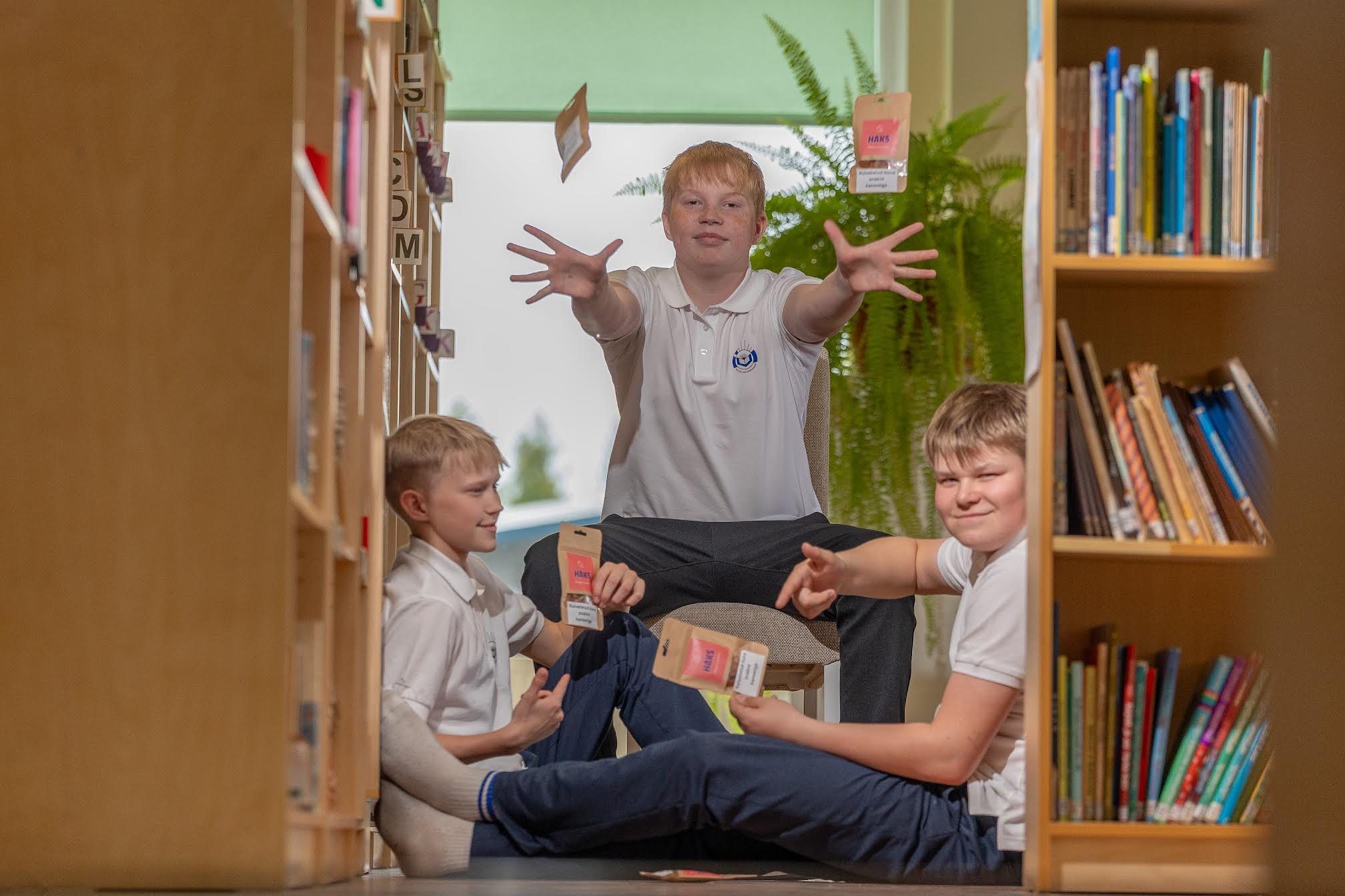Häksi loojad Tanel Tuvike, Jesper Salukivi ja    Otto Gustav Almann Vastseliina gümnaasiumi raamatukogus. Foto: Aigar Nagel