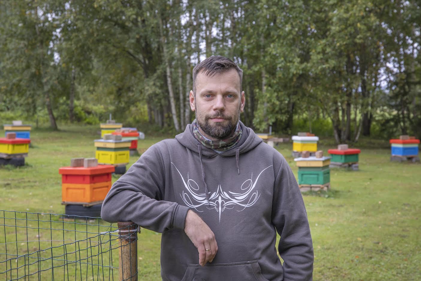 Meegomäe meetalu peremees Raul Kadaste talvituma pandud 14 mesilasperest olid aprilli keskpaigas kõik ka täies elujõus. Foto: Agar Nagel