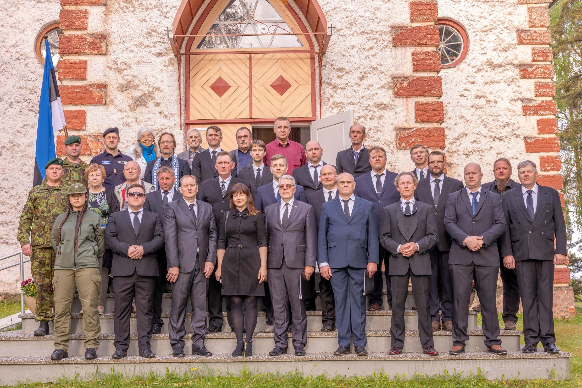 Ühispilt Pindi kiriku esisel trepil pärast taastatud hauaplatside sisseõnnistamist. Fotod: Aigar Nagel