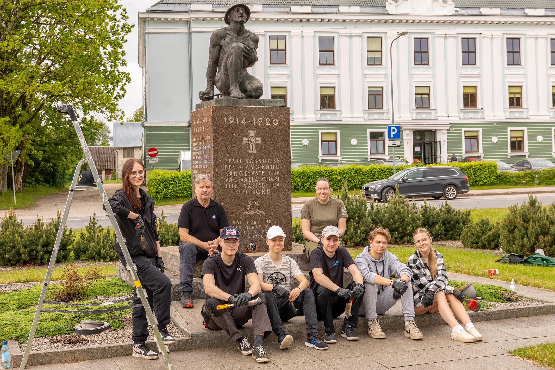 Eliisa Marta Tammeleht (vasakult), Joosep Piholaan, Karep Rutov, Reimo Oppar, Reiko Kallas, Epp Roosik. Taga Urmas Juhkam    ja Elen Tamm. Üheskoos puhastati Vastseliinas olev vabadusvõitlejate mälestussammas tolmust ning samblast. Kasutati erinevaid harju ning lõpuks ka vahendit, mis pärsib sambla teket. FOTOD: Aigar Nagel