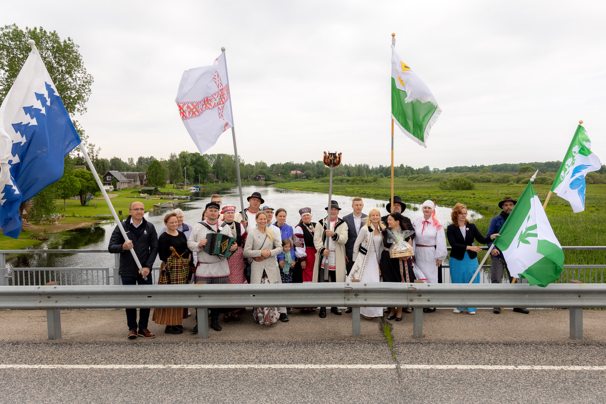 Tuli anti neljanda tuleteekonna päeva hommikul Võrumaale pidulikult üle Põlvamaal Võõpsu sillal. FOTOD: Aigar Nagel