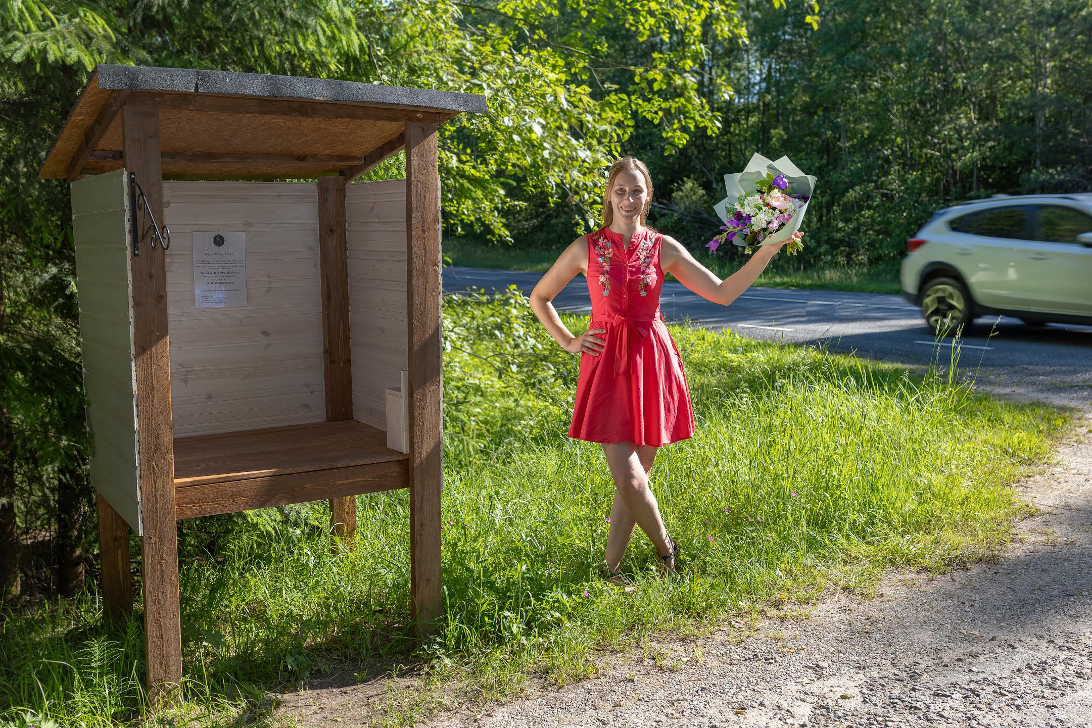 Soodi Talu Lillede perenaine Liis Karlson ehitas maantee äärde lillemaja, kus müüb enda kasvatatud lilledest kimpe. Foto: Aigar Nagel