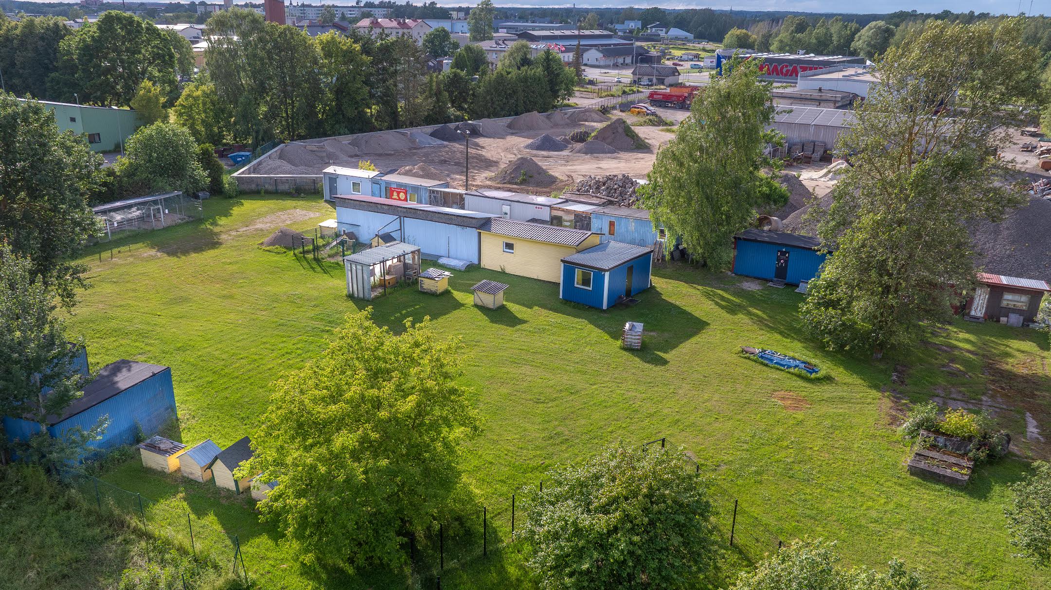 Juba 17 aastat on Võru koduta loomad ja nende eest hoolitsejad oodanud nüüdisaegseid olme- ja ravitingimusi. Seni on kuidagi hakkama saadud soojakutega, mis ajas lagunevad ja muutuvad kasutuskõlbmatuks. Varjupaikade MTÜ pole kinnisvaraarendaja, selle poolega peab tegelema kohalik omavalitsus ehk Võru linn. Linnale hakkab kuuluma ka ehitatav hoone, kus teenusepakkuja võtab vastu ja väljastab omaniku käest plehku pannud loomi. Foto: Aigar Nagel
