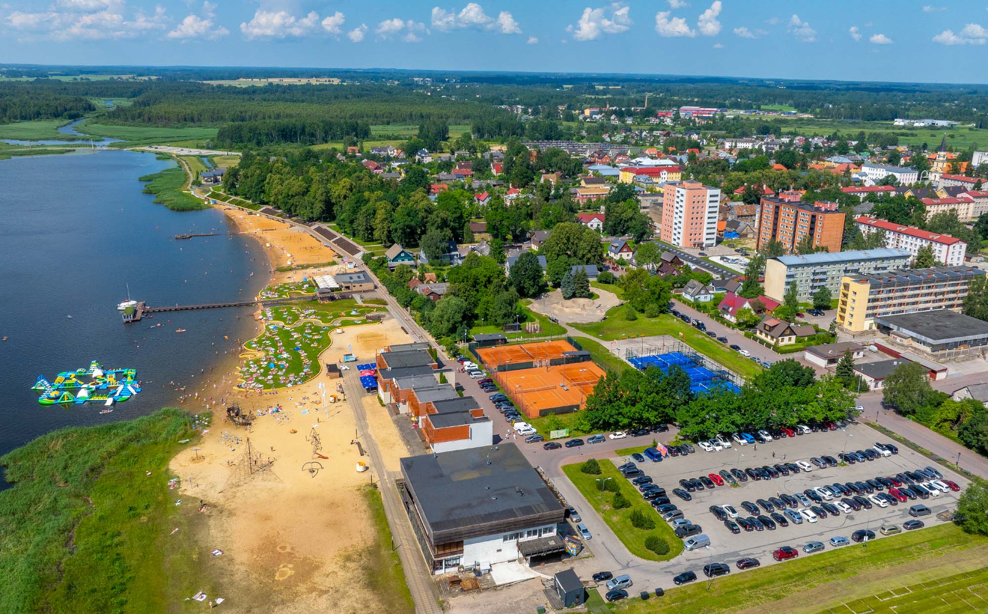Tamula rannas oli reede lõuna ajal, mil üle hulga aja paistis päike ning temperatuur ulatus tublisti üle 20 soojakraadi, roheala kaetud värviliste rannarätiku laikudega. Ilmanautlejaid oli paarsada. Foto: Aigar Nagel