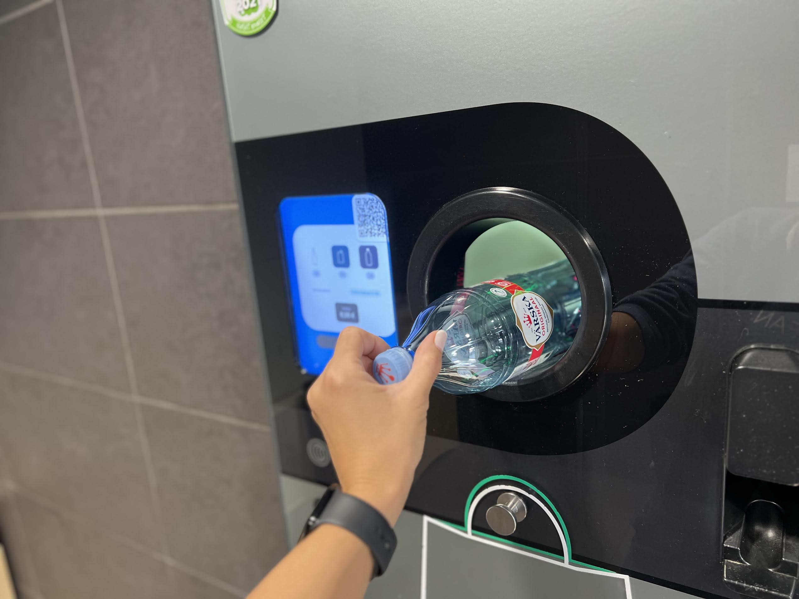 Võru Maksimarketi taaratagastuspunkti külastab ööpäevas sadakond klienti. Teenuse osutajaks on OÜ RVM Systems. Foto: VÕRUMAA TEATAJA