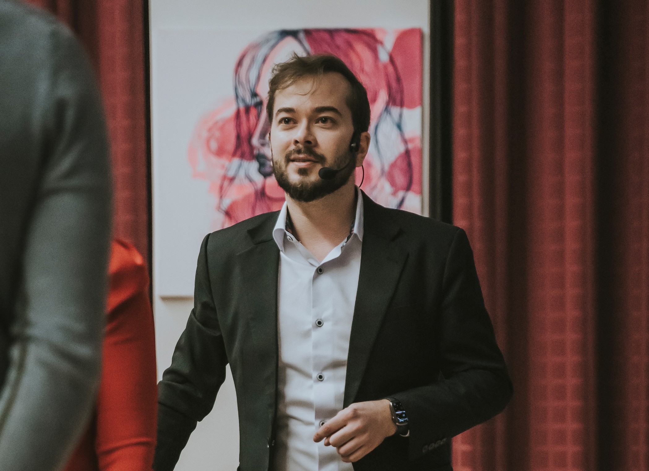 Richard Samarüütli hinnangul on mustkunst nüüdseks pigem minetanud oma erilise hõngu ja salapära. Erilist kostüümi kannab ta pigem erandina ja laval näeb teda üldjuhul tavariietuses. Foto: Siiri Kumari