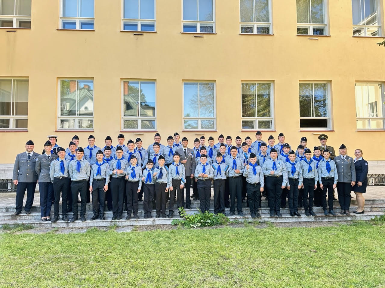 Noorte Kotkaste linnalaagri noormehed ja poisid pildil koos peavanema Silver Tamme, noortejuhtide ning Tallina Ülikooli Viljandi Kultuuriakadeemia tudengitega FOTO Kerstin Kaarik