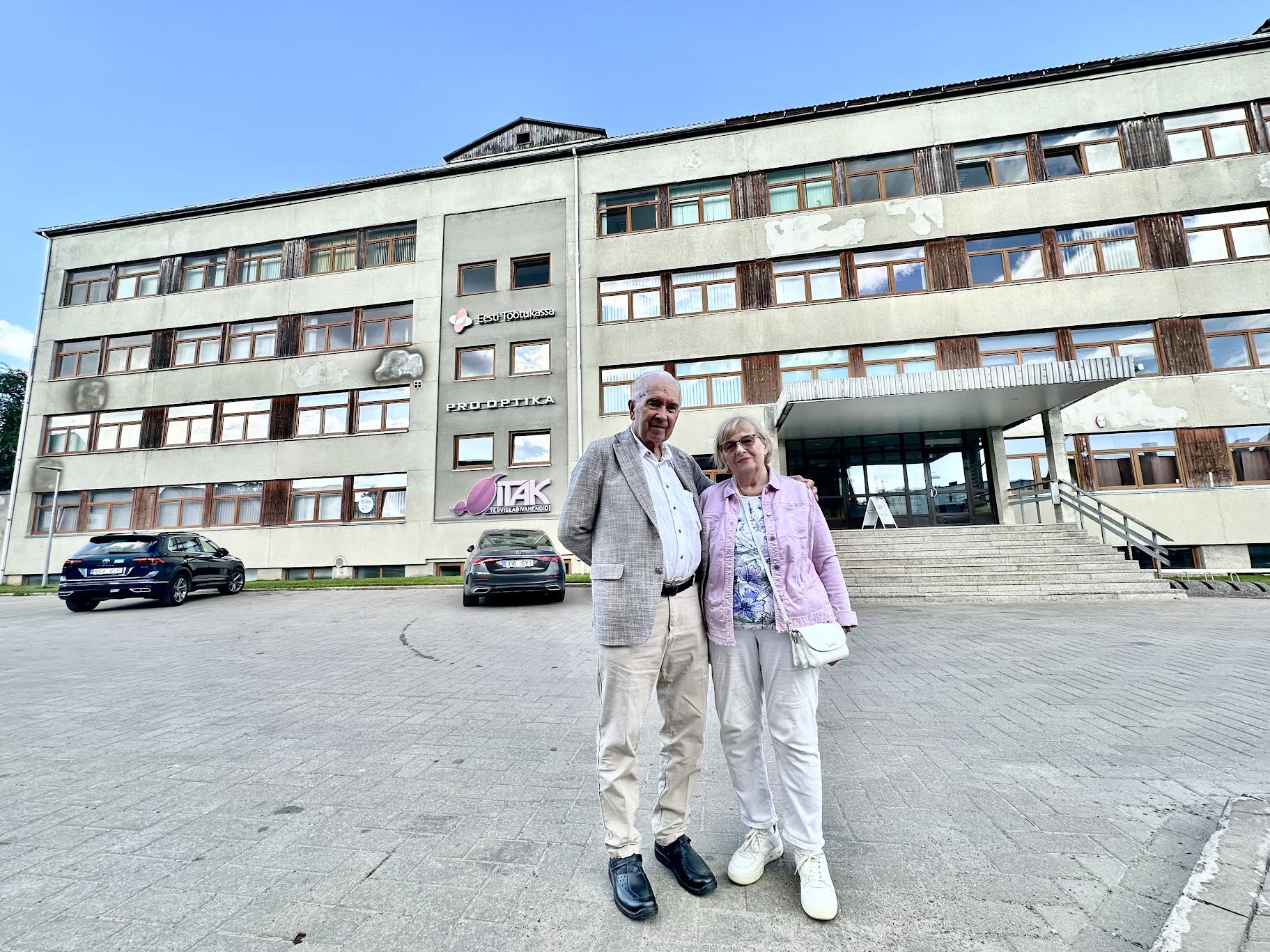 Rein Suija ja Kaiu Suija meenutasid 14. augustil, kus nad polikliinikus töötasid. Rein Suija kabinetiaknad olid teisel korrusel sissepääsu varikatuse peal. Kaiju Suija töökoha aknad on näha neljandal korrusel vasakul kaks viimast akent. Polikliinik valmis 1975. aastal. Foto: Kalev Annom