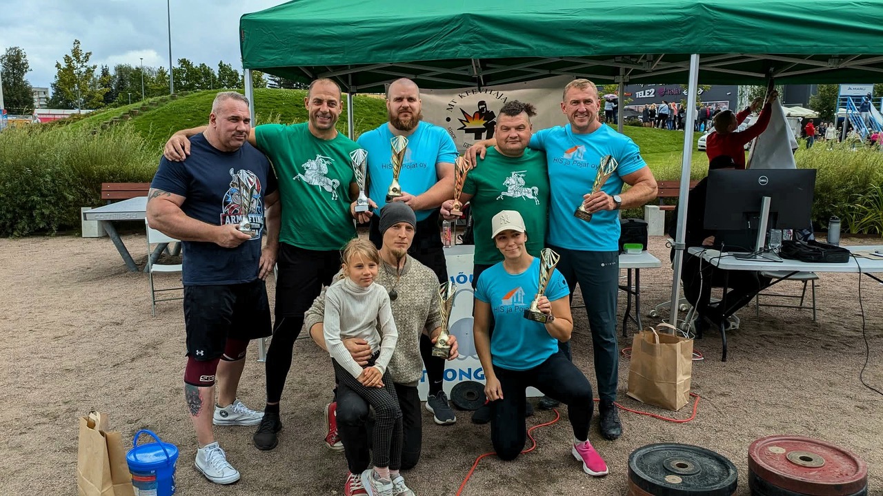 Vasakult tagumine rida: Mareks Leitis (Läti), Tomas Miezlaiskis (Leedu), Bret Ziukson, Donatas Zalata (Leedu) ning Markus Männik. Alumises reas Silver Sõrmus ja Triinu-Liis Sarapuu. Võrus Koreli kaldal toimunud võistlusel.