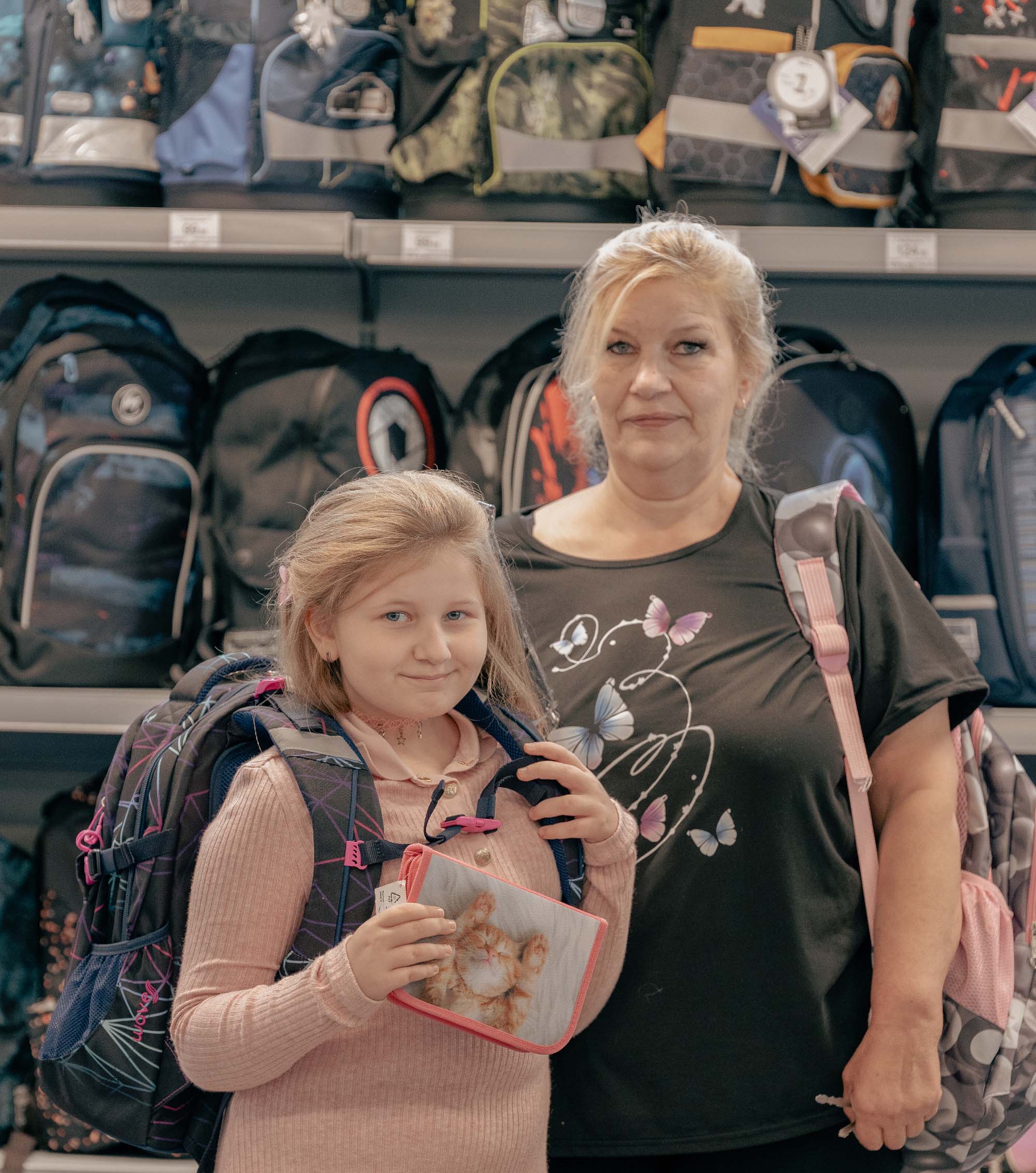 Ranitsatoetus on suureks abiks esimesse klassi astujatele, kuid koolitarbeid vajatakse igas klassis. 1. septembril oli Võrus asuv Charlot Kontoritarvete kauplus rahvast tulvil. Koolitarbeid olid valima tulnud ka Parksepa keskkoolis 4. klassi alustav Britta-Mirelle Vaikmets ja Kersti Vaikmets. Foto: Aigar Nagel