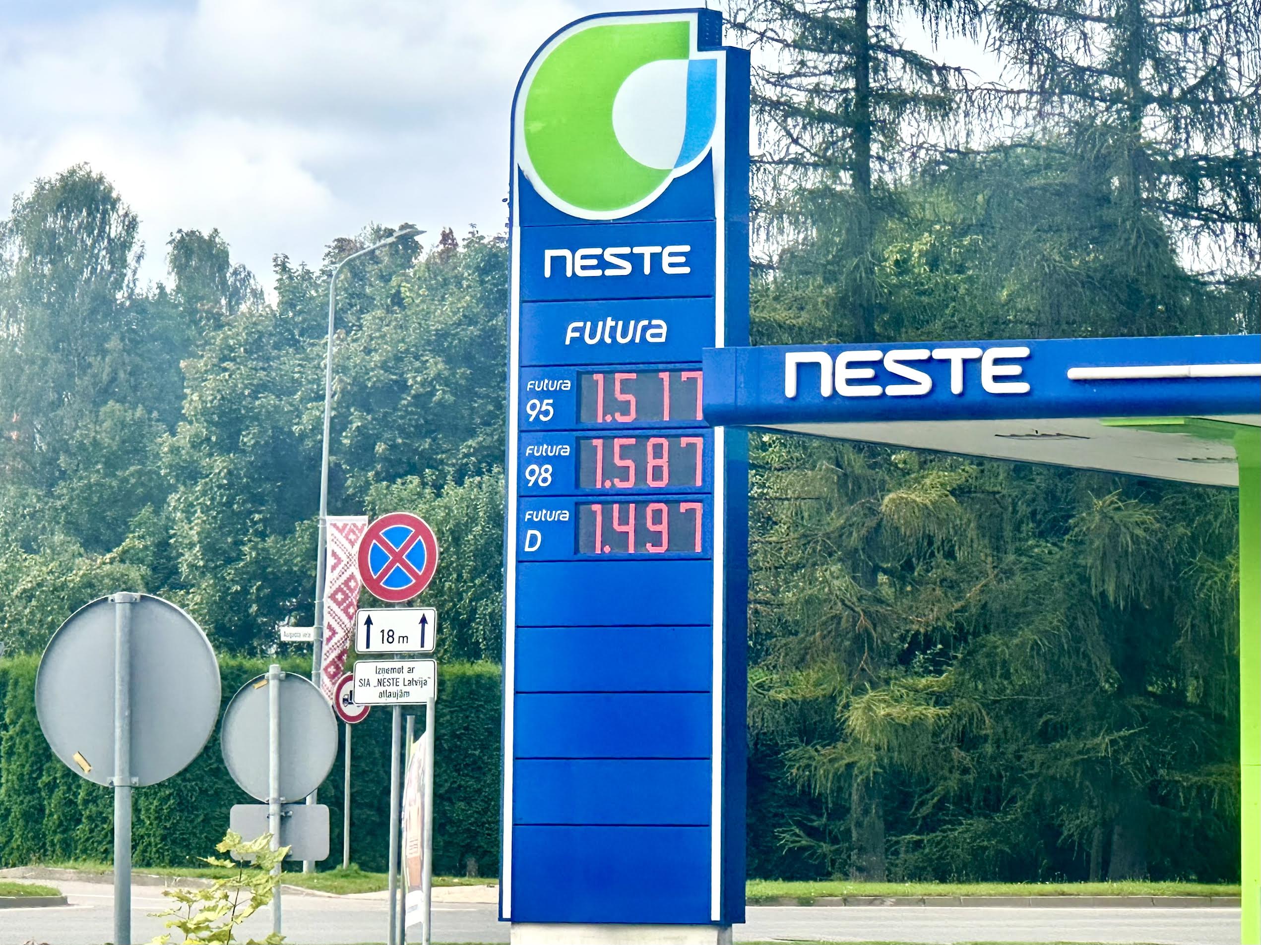 Aluksnes olid mootorikütuste hinnad Neste tanklas endised, mis näitas, et hinnaeksperimenti Lätis Neste ei tee. Fotod: KALEV ANNOM