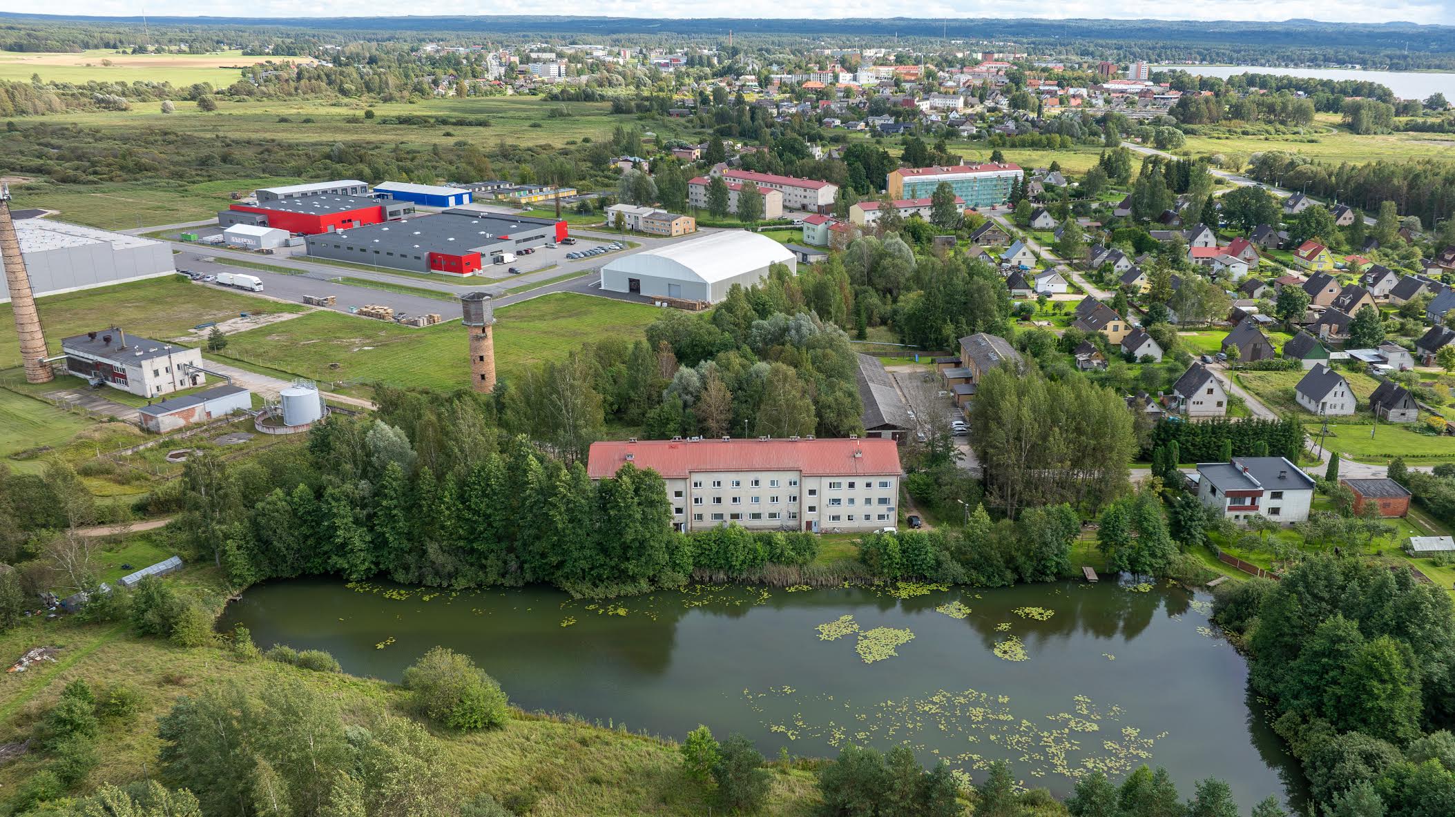 Võru linnavara enampakkumistel on tänavu fookuses olnud Silikaadi tänava kortermaja kaks korterit. Elavat huvi on varasematel aastatel tuntud pigem soodsamate ja kehvas seisus korterite vastu. Kiirelt leiab omaniku ka Võrusoo ja Taara piirkonnas asuv linnale kuuluv kinnisvara.  FOTO: Aigar Nagel