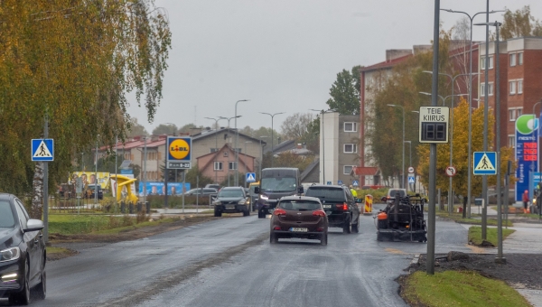 Kauplused jäid Jüri tänava teelõigu remondiga piiramisrõngasse. Kõige rohkem kannatas Rimi supermarket, kuhu ühel päeval sõidukiga ligi ei saanudki. Foto on tehtud 10. oktoobri ennelõunal, mil tänav oli liikluseks juba avatud, kuid mõningased tööd veel jätkusid. Foto: Aigar Nagel