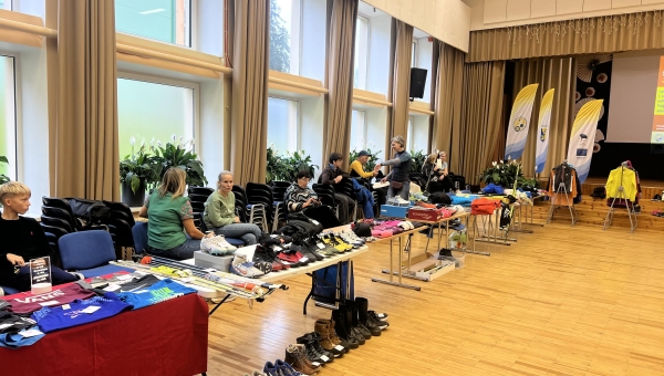 Puiga põhikooli aulasse kogunesid spordivarustusega kauplejad