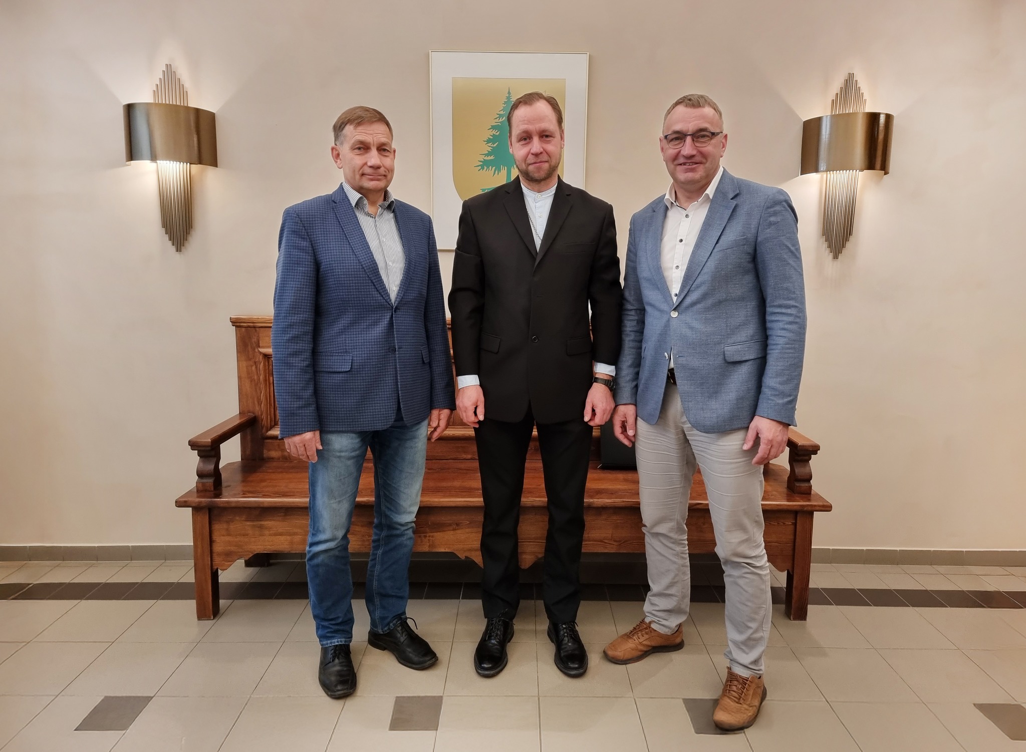 Vasakult: abilinnapea Sixten Sild, õpetaja Rene Alberi, linnapea Kalvi Kõva. Foto: VÕRU LINNAVALITSUS