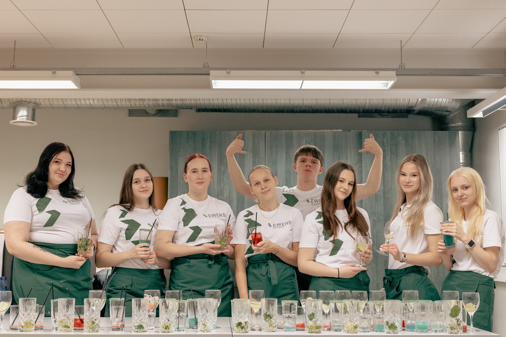 Mokteilide valmistamise töötuba osutus üheks populaarseimaks. Töötoas olid juhendajateks EWERSi õpilased. Fotol vasakult: Meril Rebane, Hannali Raudsepp, Liisa Pruuli, Lisandra Parisson, Karl-Markus Lea, Laura Marina Ivanova, Ketrin Pumbu ja Anastasia Berjozkina.  Fotod: Aigar Nagel