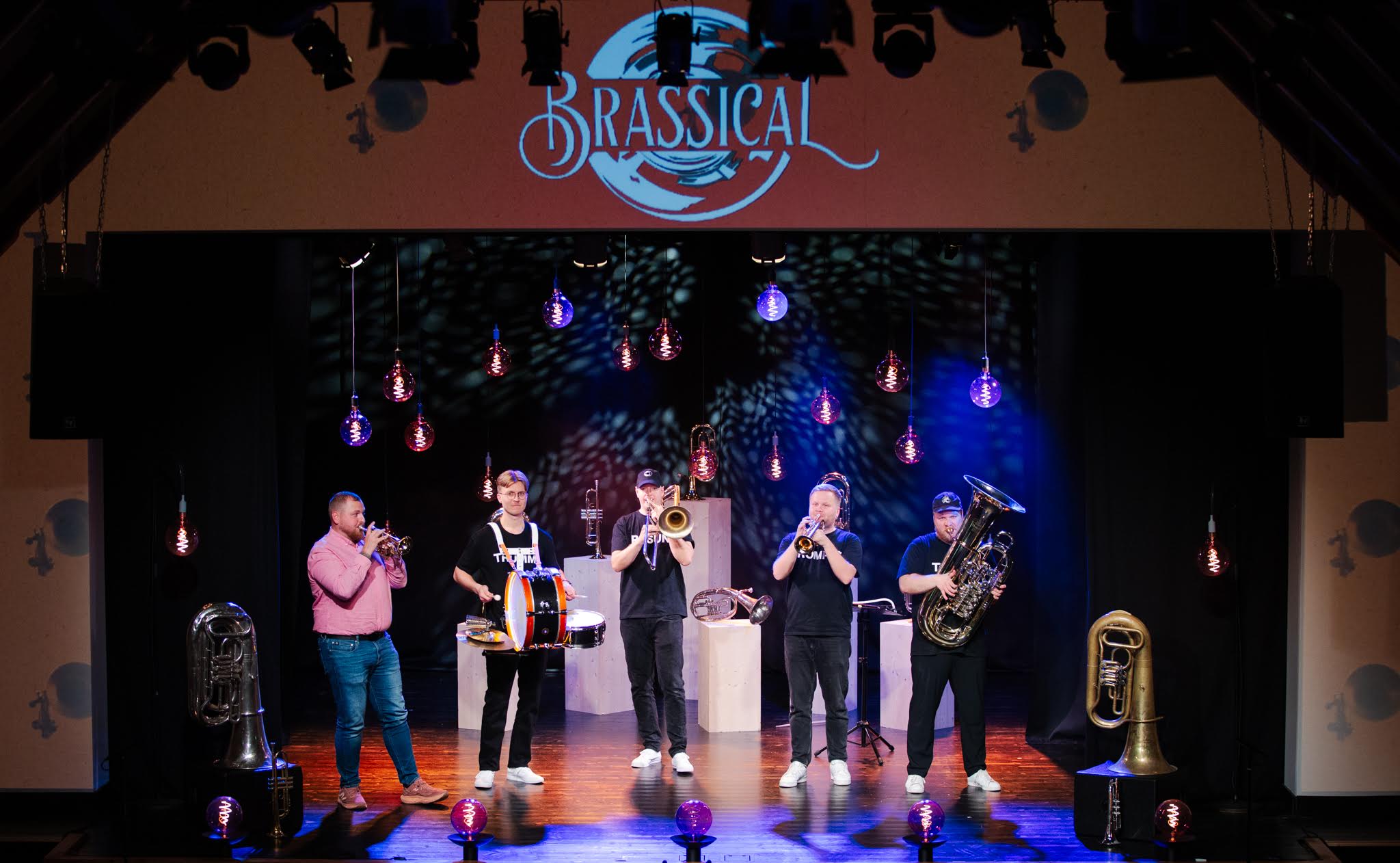 Vaskpilliansambli Brassical kontsert oli nii menukas, et publik plaksutas ansambli lausa mitu korda veel lavale tagasi, et nende repertuaarist veel furoorikaid palu kuulda. FOTO: Birgit Pettai 