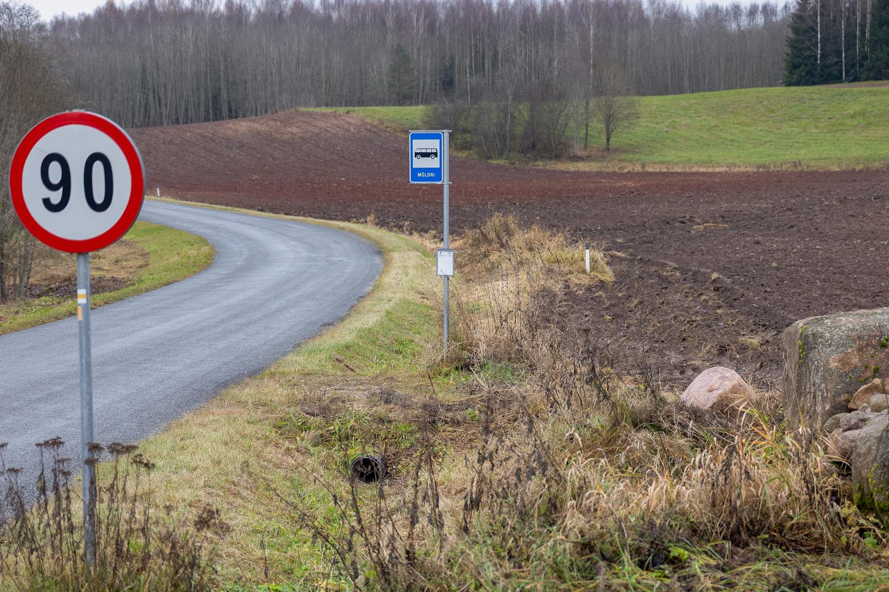 Möldri bussipeatuses peaks Võru valla kodulehel oleva info kohaselt kauplusauto peatuma neljapäeviti kell 10.50. Mainitud ajaks aga kauplusautot ei saabunud. Kohalike kinnitusel ei ole nad kauplusautot siin kandis ammu näinud. Teenusepakkujad tõdevad, et teenuse formaat ongi muutunud ja kauplusauto sõidab sageli inimestele hoopis koju kohale. Foto: AIGAR NAGEL