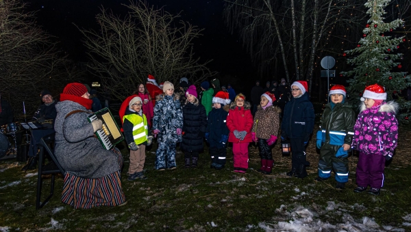 Esimese foto pealkiri: Advendisündmusel esinesid kohalikud lasteaialapsed. Fotod: BIRGIT PETTAI