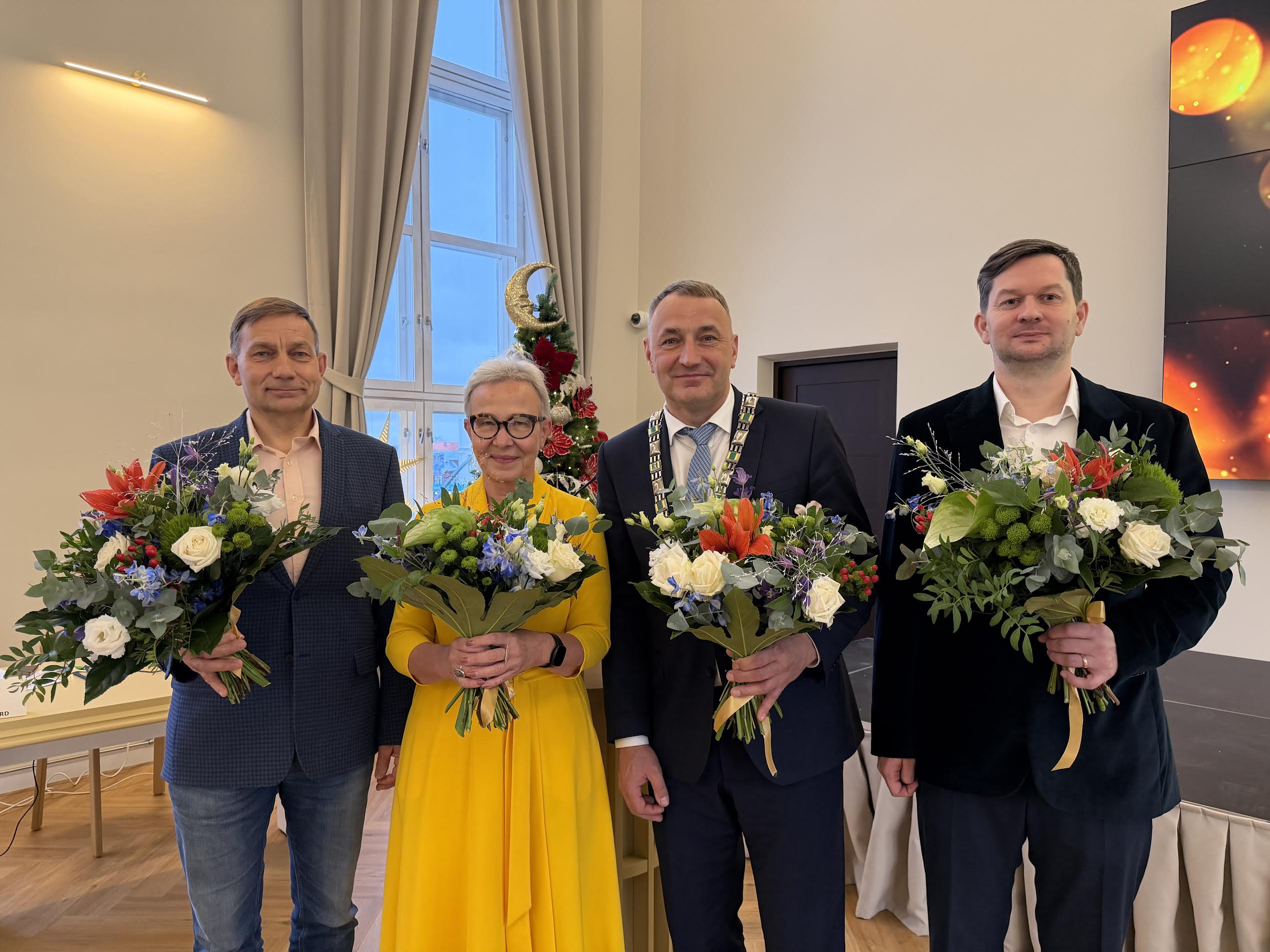 Võru linnavalitsuse koosseis vasakult Sixten Sild, Kersti Kõosaar, Kalvi Kõva, Imre Mokrik FOTO: Marianne Mett