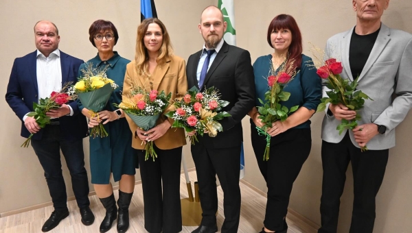 Pildil vasakult: Andres Vijar, Eve Salundi, Maris Neeno, Rene Kintsiraud, Marit Oimet ja Aivar Roop. Foto: PÕLVA VALLAVALITSUS