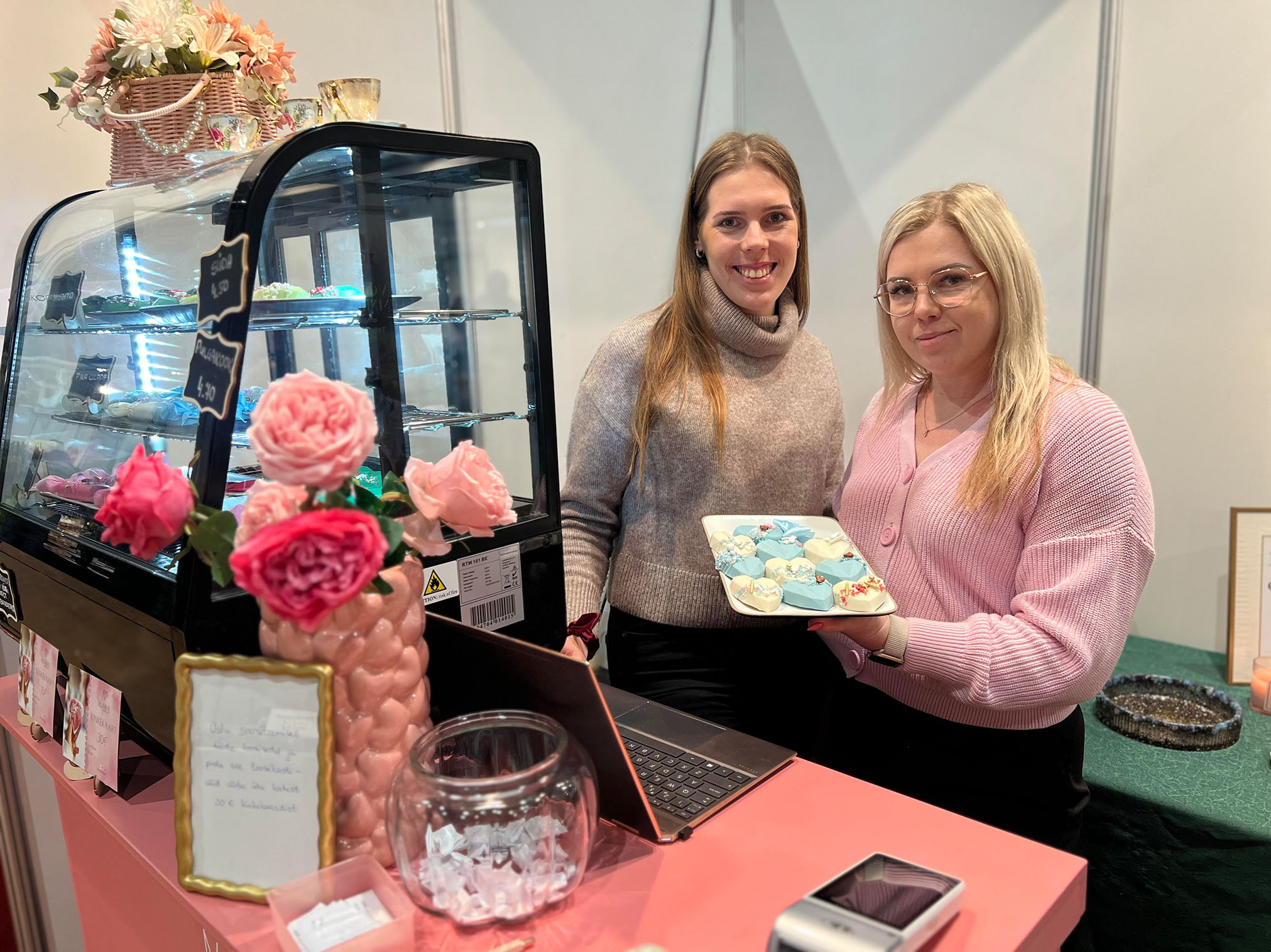 OÜ Rummikoogid juhatuse liige Piret Rummi (paremal) ja õde Helen Rummi nädalavahetusel Tartu Näituste messikeskuses toimunud jõululaadal. Populaarseim toode oli klassikaline rummikook. Pakuti veel ka pina colada ja mojito maitset. Ehtsa rummi sisaldus on koogimeistri sõnul tootes olemas, mistõttu ta jätab igaühe enda otsustada, kas maiuspala ka lastega jagada. Foto: VÕRUMAA TEATAJA