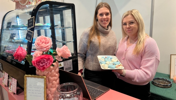 OÜ Rummikoogid juhatuse liige Piret Rummi (paremal) ja õde Helen Rummi nädalavahetusel Tartu Näituste messikeskuses toimunud jõululaadal. Populaarseim toode oli klassikaline rummikook. Pakuti veel ka pina colada ja mojito maitset. Ehtsa rummi sisaldus on koogimeistri sõnul tootes olemas, mistõttu ta jätab igaühe enda otsustada, kas maiuspala ka lastega jagada. Foto: VÕRUMAA TEATAJA