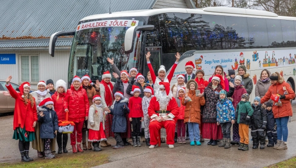 Jõulubussi seltskond Lasva Coopi kaupluse ees. Sel korral olid bussisõidust osa võtma oodatud ka huvilised, kes soovisid erinevaid Võrumaa paiku avastada. Saagu Parema eestvedaja Piret Haljend tundis head meelt, et tänavu saadi esimest korda ka omavalitsustelt toetust jõulubussi kaunistamiseks. Jõuluvana ja tema meeskonda sõidutas sihtkohta taas Merling Reiside buss. Foto: AIGAR NAGEL