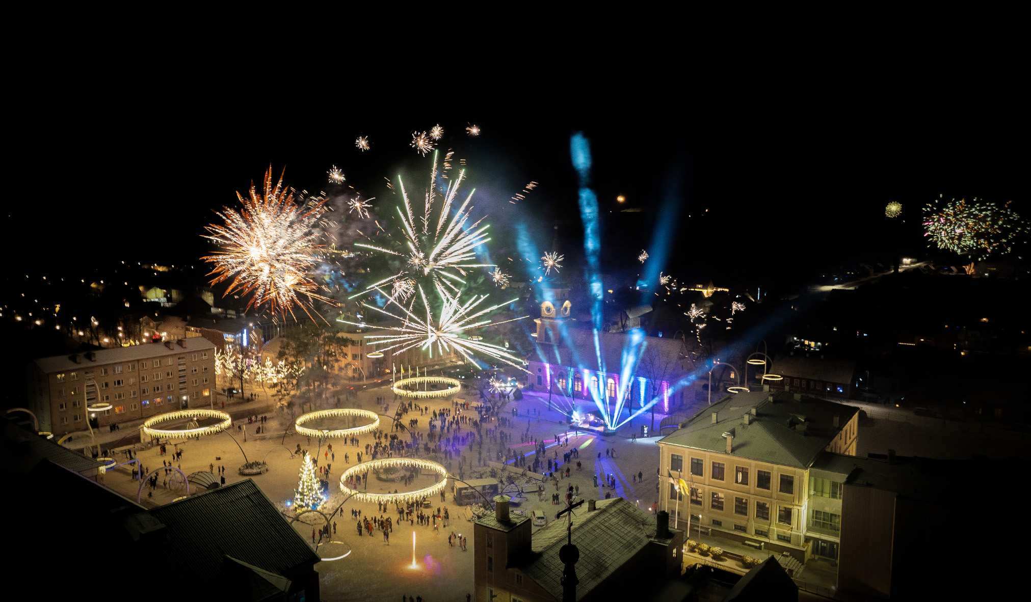 Ilutulestiku laskmisel juhtus Võrus mullu õnnetus, kui uljas seltskond asus käest laskma raketti, millele tootja oli sätestanud maapinda torgatult taevasse lendamise. Foto: AIGAR NAGEL