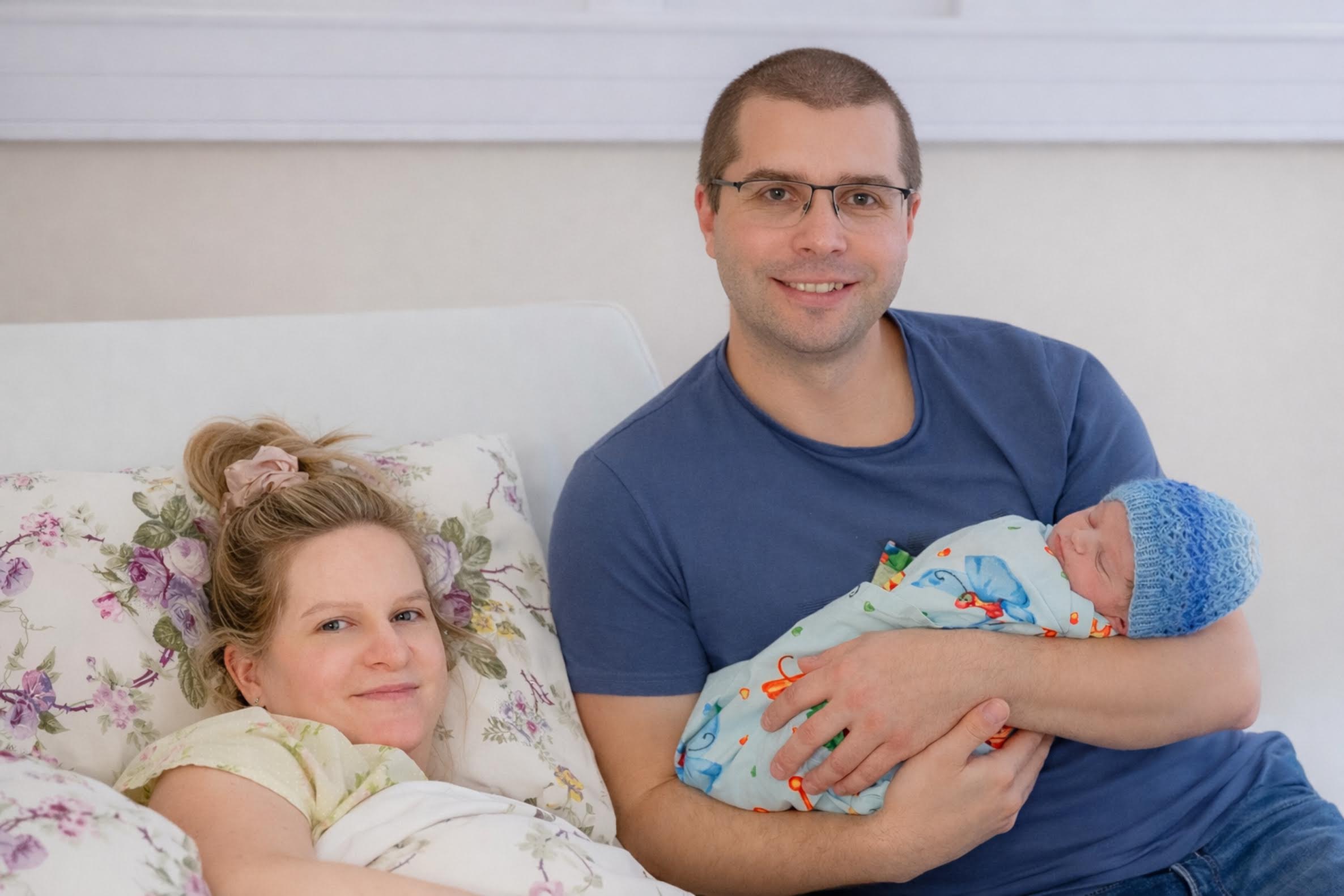 29. detsembri pärastlõunal ei olnud veel selge, kas hommikul sündinud Lukas Leotoots jääb Lõuna-Eesti haiglas selle aasta viimaseks lapseks. Fotol koos ema Rahel Variko ja isa Raido Leotootsiga. Foto: AIGAR NAGEL