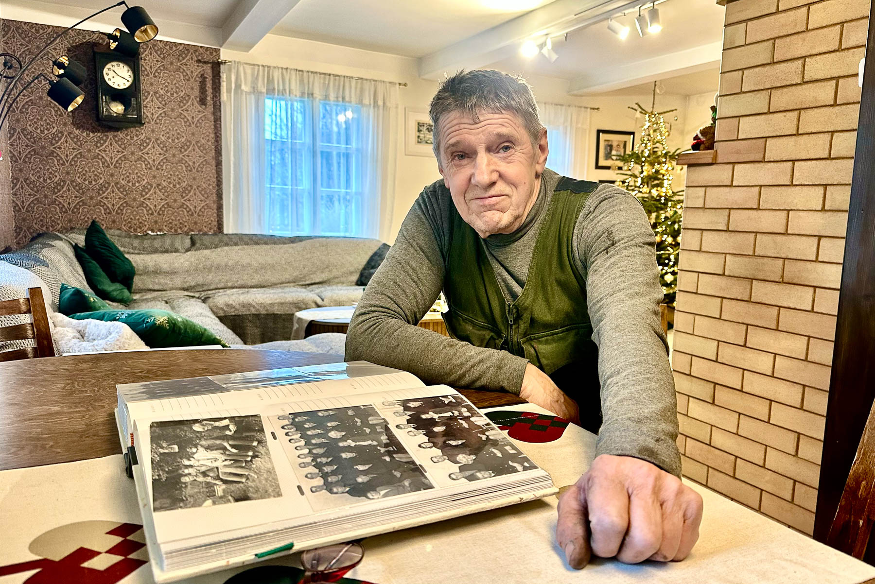 52 aastat päästevaldkonnas töötanud Raivo Ojaveer näitab albumist pilte ja meenutab, et Guido Nõmmel oli koos mõttekaaslastega koostatud väga ülevaatlik ja pildirohke kroonika, mis peaks olema jõudnud muuseumi. FOTO: Kalev Annom