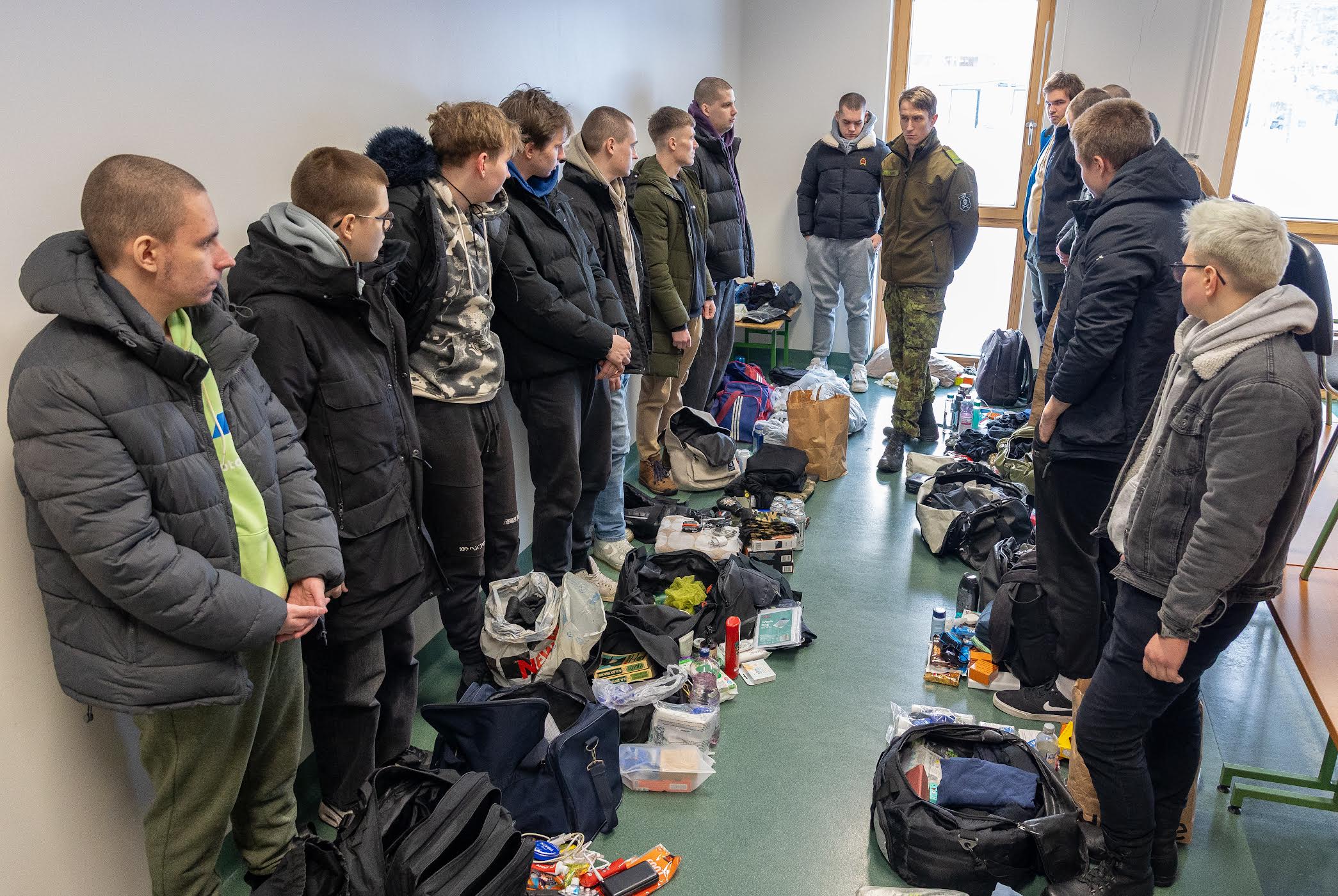 Nooremveebel Magnus Nirk kontrollis Tartust saabunud ajateenijate 1. rühma isiklikke esemeid, üks nuga tuli ka hoiule võtta. Foto: AIGAR NAGEL